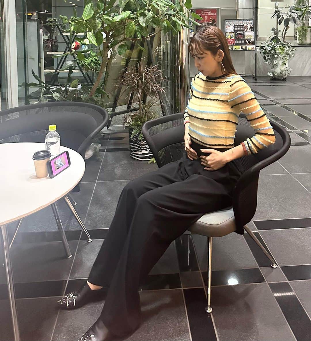 中上真亜子のインスタグラム：「運動不足のみなさん☺️！  起きてすぐや メイクしてる時などの「ながらエクササイズ」が福岡市のYouTubeに たっくさんあがっています☺️🫶  これはデスクワークの際にやる簡単な運動をしてるとこ🙃ほーんとに気軽にどなたでもやれるものばかりなので 空き時間や待ち時間にやって すこしでも運動不足を解消してくれたら嬉しいです☺️🫶  URL✔︎ https://youtube.com/@user-or5rw5mh3j?si=Epq3H68ZIk0Mscuu   #何種類かやったら結構疲れる #1番最後の写真はもうさぼってる #pr」