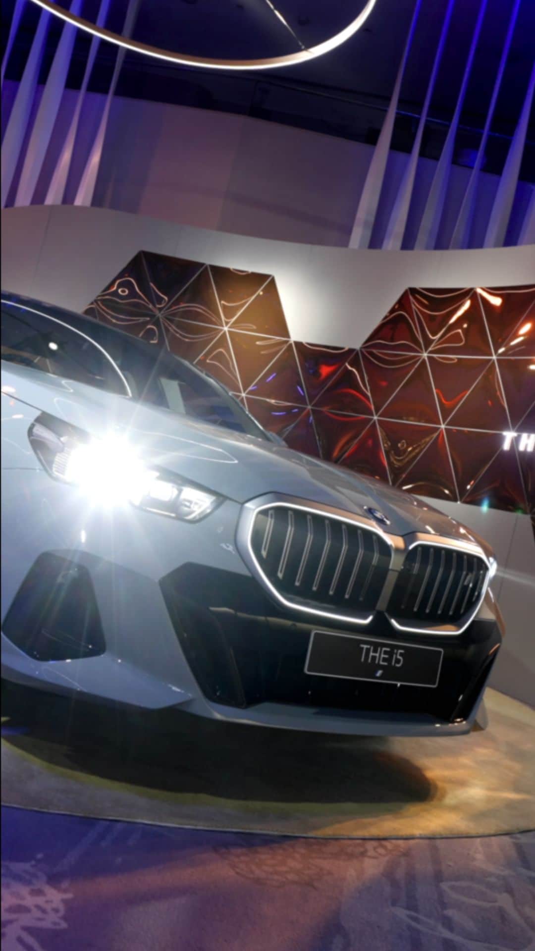BMW Thailandのインスタグラム：「จับตาดูสิ่งใหม่ใน THE FIRST-EVER BMW i5 ลงลึกทุกรายละเอียดใหม่ ที่สร้างความเปลี่ยนแปลงได้เหนือกว่า ทั้งดีไซน์ภายนอกตั้งแต่หัวจรดท้าย ที่โดดเด่นแต่เรียบง่าย รวมถึงพาร์ทไฮไลต์อย่างกระจังหน้า ‘Iconic Glow’ ใหม่ พร้อมสัมผัสกับฟังก์ชันภายในสุดล้ำสมัย ที่จะมอบพลังให้คุณขับเคลื่อนวันหน้าได้เหนือกว่า  พร้อมพบกับคันจริงได้ก่อนใครที่ โรงแรม Park Hyatt Bangkok ตั้งแต่วันนี้-25 ตุลาคมนี้ เท่านั้น  #BMW #BMWTH #JOYisBMW #สุนทรียภาพแห่งการขับขี่ #BMWBEYONDELECTRIC #100PERCENTELECTRIC #THEJOYOFMOVINGFORWARD #THEFIRSTEVERBMWi5」