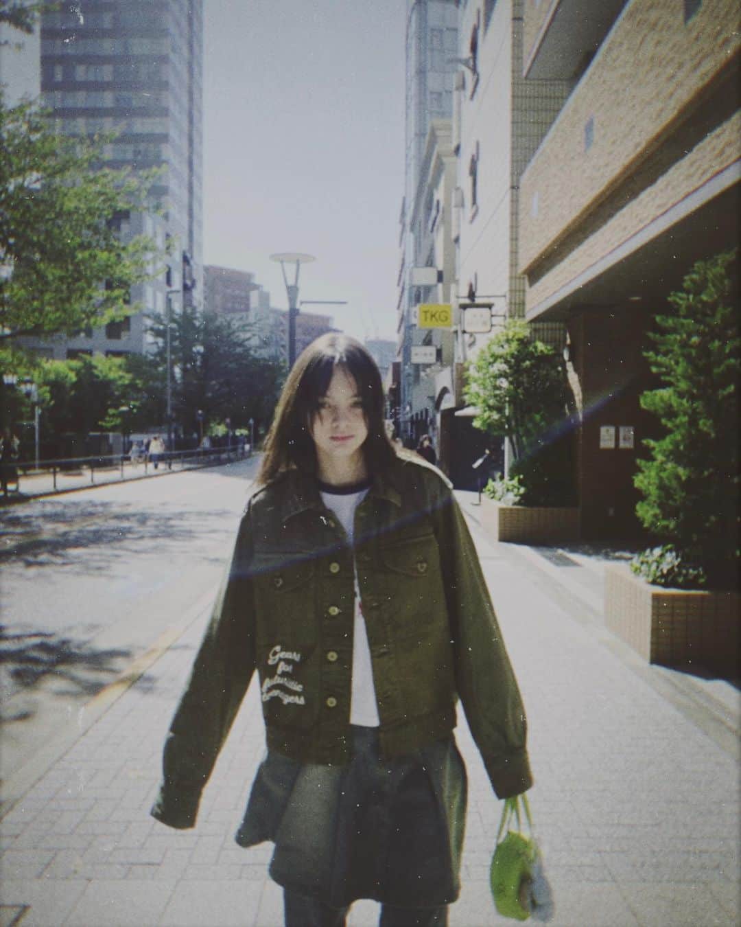 藤田エミリのインスタグラム：「カスタムバッグハマってる…🙈ガチャガチャで見つけたもちもちドーナツ🍩のストラップと심쿵💘胸キュンってハングルで書いてるカラナビと韓国行った時高速ターミナルで買ったストラップとバニニ🐰🩵かわいーの、！」