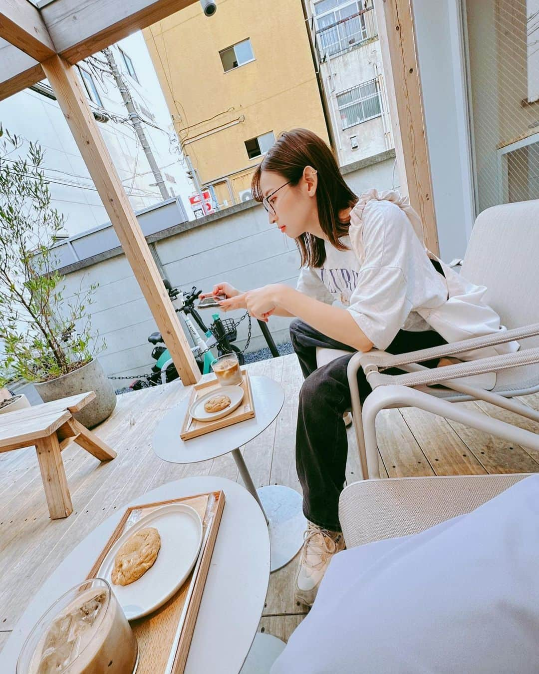 井坂仁美のインスタグラム：「🤍  前の写真だけど！ 完全オフな私ヽ(ﾟ∀ﾟ)ﾉ  このクッキー🍪すごく美味しかったの‼︎  たまたま、ちーと入ったカフェだったけど、 なんか有名だったらしい⸜(* ॑꒳ ॑* )⸝💕  脚開ろげすぎ問題は、写真に脚が映らないようにしてるだけだよ！！！笑」