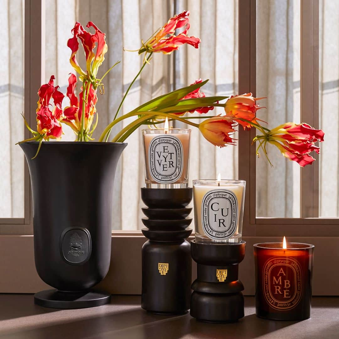 ディプティックのインスタグラム：「Black… …as the Maison's signature colour, and black as the wax of our Medicis vase and Chess candle holders. Crafted by specialists from a Portuguese manufacturer, they acquire a delicate patina over time. And bring to life the very colour of elegance at Diptyque. #Diptyque #VaseMedicis #Deco #FlamesandSmoke」