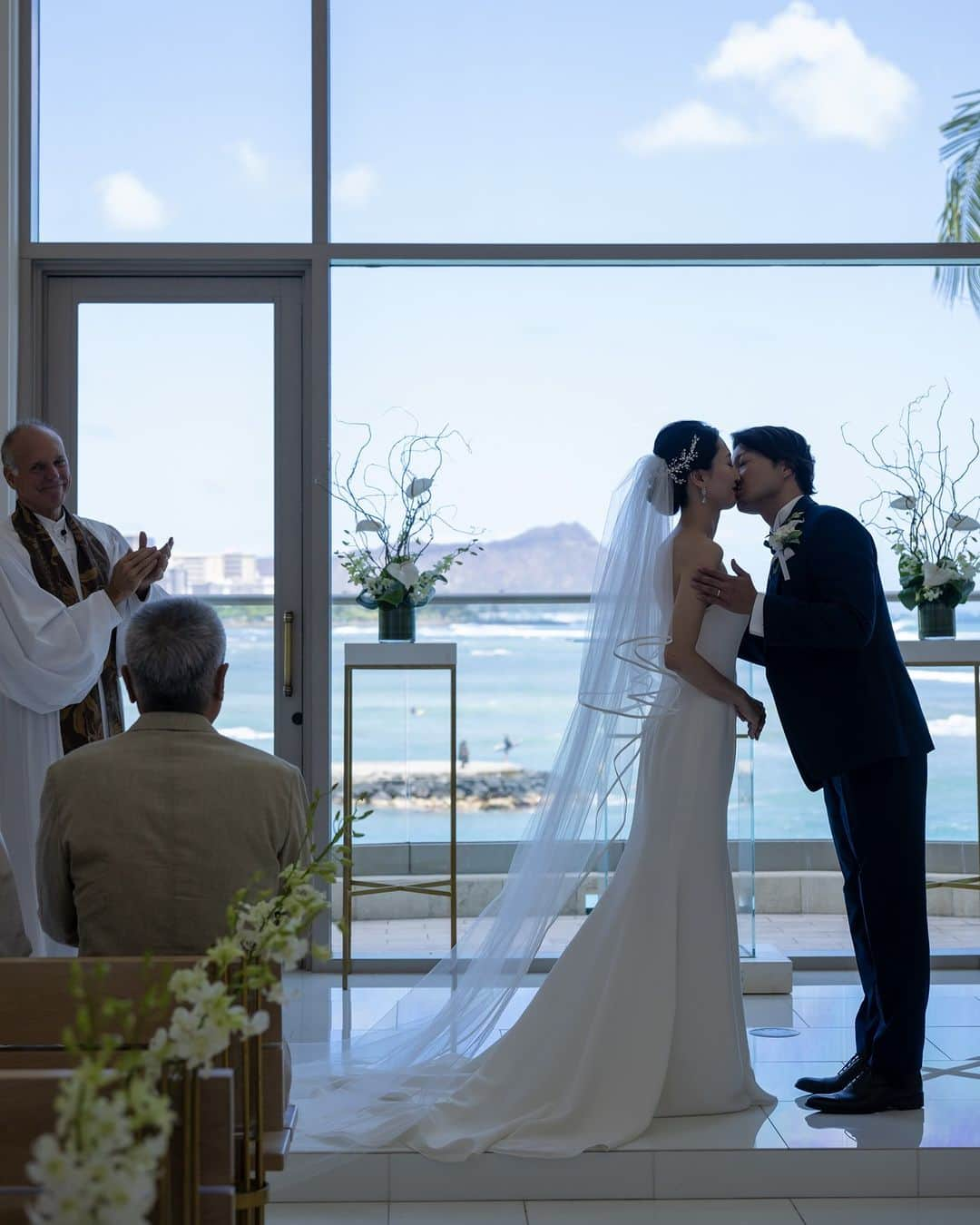 The Terrace By The Seaさんのインスタグラム写真 - (The Terrace By The SeaInstagram)「@the_terrace_by_the_sea Hawaii Wedding情報はこちら𓂃𓈒𓏸  ---------  ナウパカチャペルは 高さ7メートルの大きな窓から 絶景を望む𓍯  -------------------  = produce = モチーフ @motif_resort  = photo = @betterhalf_hawaii  --------------------  ハワイのザ・テラス バイ・ザ・シーにて 挙式を検討されていらっしゃる方におすすめ✯  2023年9月にオープン11周年を迎えることを記念して、 お得なアニバーサリープランのご案内を開始！  《組数限定 11th Anniversary Plan 最大 28.9万円 OFF！ 》  おふたりのご希望に合わせて選択可能な２つのプランを ご用意。  挙式に必要な基本挙式、ドレス＆タキシード、新婦様ヘ アメイク、アルバムが含まれるシンプルプランA（30組限 定）。  プランB（20組限定）はさらにロケーション撮影や アルバムアップグレードなどが含まれた充実プラン。  プロフィール欄のURLより、ウエディングの相談ご予約 が可能です。 小さい疑問や質問にもお答えいたしますので、お気軽に お問い合わせくださいませ🌺  ザ・テラス バイ・ザ・シーでは、健康と安全を最優先に 配慮し、安心してハワイでの時間を楽しんでいただいて おります𓆉  #テラスバイザシー #TheTerraceByTheSea #TAKAMIBRIDAL #タカミブライダル #MotifRESORT #テラス花嫁 #モチーフ花嫁 #リゾートウェディング #リゾート婚 #ハワイウェディング #ナウパカチャペル  #大人花嫁」10月22日 19時04分 - the_terrace_by_the_sea