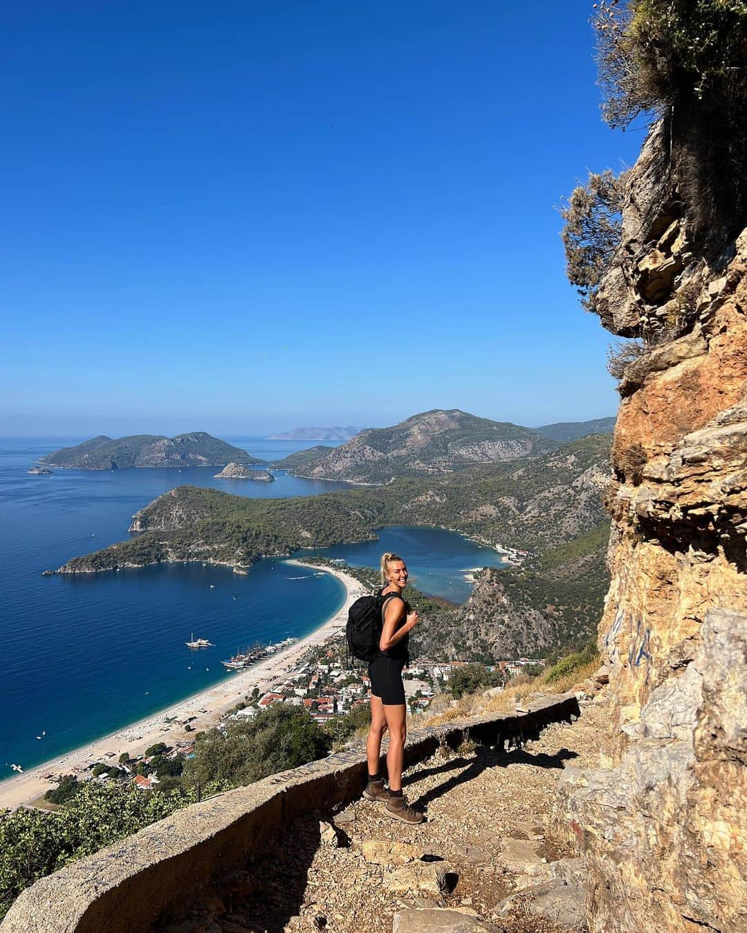 Zanna Van Dijkのインスタグラム：「🇹🇷 Turkey Photo Dump 🇹🇷  What a country, what a squad, what a week!  I’ve honestly had the BEST time hosting my group hiking trip exploring the Lycian Way in Turkey. Every day has been filled with beautiful trails, peaceful beaches, delicious food and the best company 🥰  1️⃣ Incredible views on our final big day of hiking, as we climbed up over the Fethiye region. 2️⃣ Hiking towards the famous blue lagoon of Ölüdeniz. 3️⃣ The whole of our lovely crew, we came from all over the world including Georgia, Germany, Singapore, Ireland, Malaysia, the Czech Republic, the USA and the UK! 4️⃣ Hiking down through the clouds from the summit of Mount Olympos, our highest point of the trip.  5️⃣ Stunning views of Cennet Koyu on day one, and they only got better and better!  6️⃣ The @staywildswim crew! It always fills me with joy seeing women in Stay Wild.  7️⃣ Cat heaven at our final hotel @turanhilllounge - I’m obsessed with this place! Chilled vibes, great food and kittens galore.  8️⃣ Hiking down into Kabak, the coastal hiking in Turkey is honestly some of the best I’ve ever done! 9️⃣ Kaputaş Beach. Perhaps some of the brightest turquoise blue water we experienced all week!  🔟 Daily sunset swims. We made so many core memories in the golden hour light ✨  Shoutout to our amazing guides @mikail__koroglu and @guide.bsrayrtypn. Our whole trip is documented in the “Turkey” highlight on my profile. Stay tuned on stories to be the first to hear about future group trips ♥️ #thelycianway #lycianway #lycianwaytrekking #turkeytravel  #visitturkey」