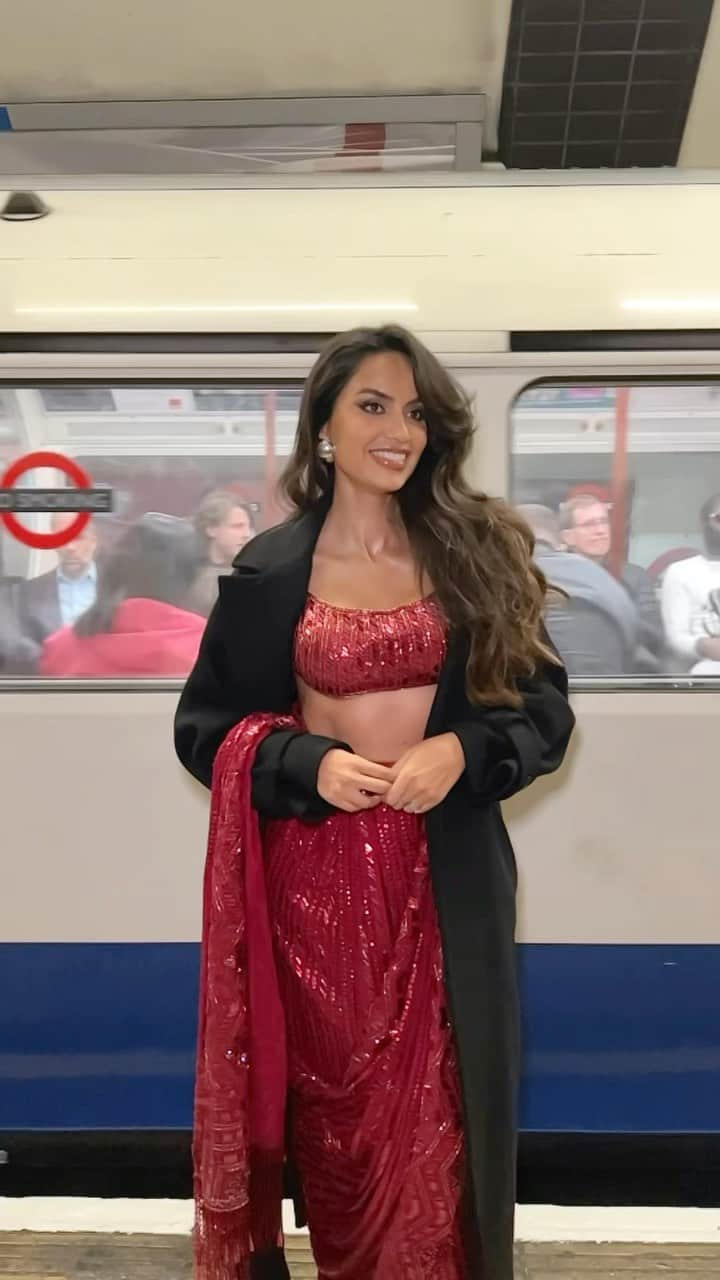 Diipa Büller-Khoslaのインスタグラム：「Just a London Girl on her way to dinner in a sari 🇬🇧  Who has visited our @indewild Diwali Pop-up in London already? 🤎」