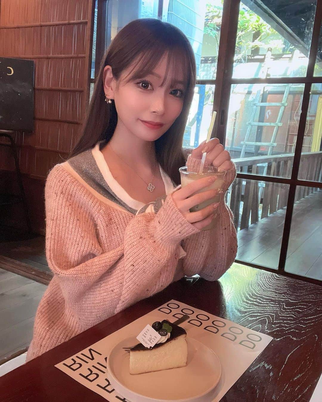 MIIのインスタグラム：「お洒落なカフェ☕️ ここのチーズケーキめっちゃ美味しかった☕️☕️☕️  #天王寺カフェ #カフェ巡り #☕️」