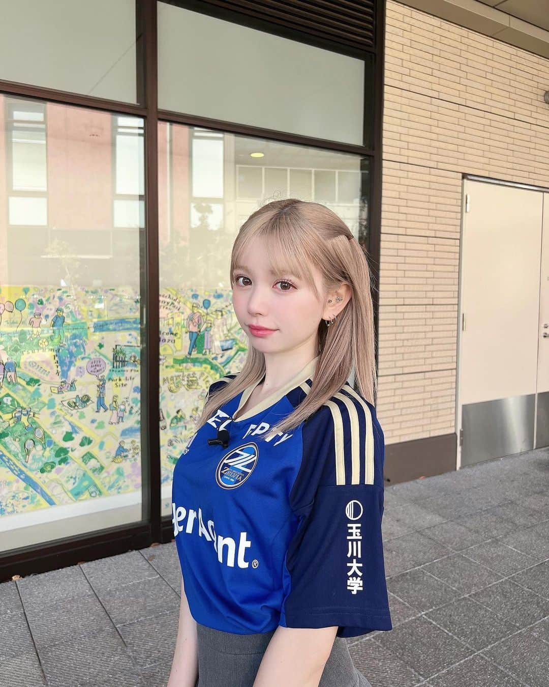 若林萌々のインスタグラム：「ついについに！町田ゼルビアJ1昇格です💙🥲  約3年間ゼルビアを応援する番組のゼルつくをやってきてついにこの時がきたよ😭 最初はサッカーのルールすら知らなくて何が正解なのかもわからなかったけど、 ゼルつくのスタッフさん、ゼルビアのチームのスタッフさんやゼルビアのサポーターのみなさんに暖かく迎え入れてもらえてたくさんいろんなことを教えてもらって今ではサッカー大好きです😭💙  本当におめでとう😭感動をありがとう😭💙 (実は勝ち負けがあまり好きじゃなかったけど)みんなで掴むJ1は本当に特別でした😭  歴史に残る瞬間に立ち会えて嬉しかったです🥲  これからもゼルビアの応援がんばるよー！⚽️」