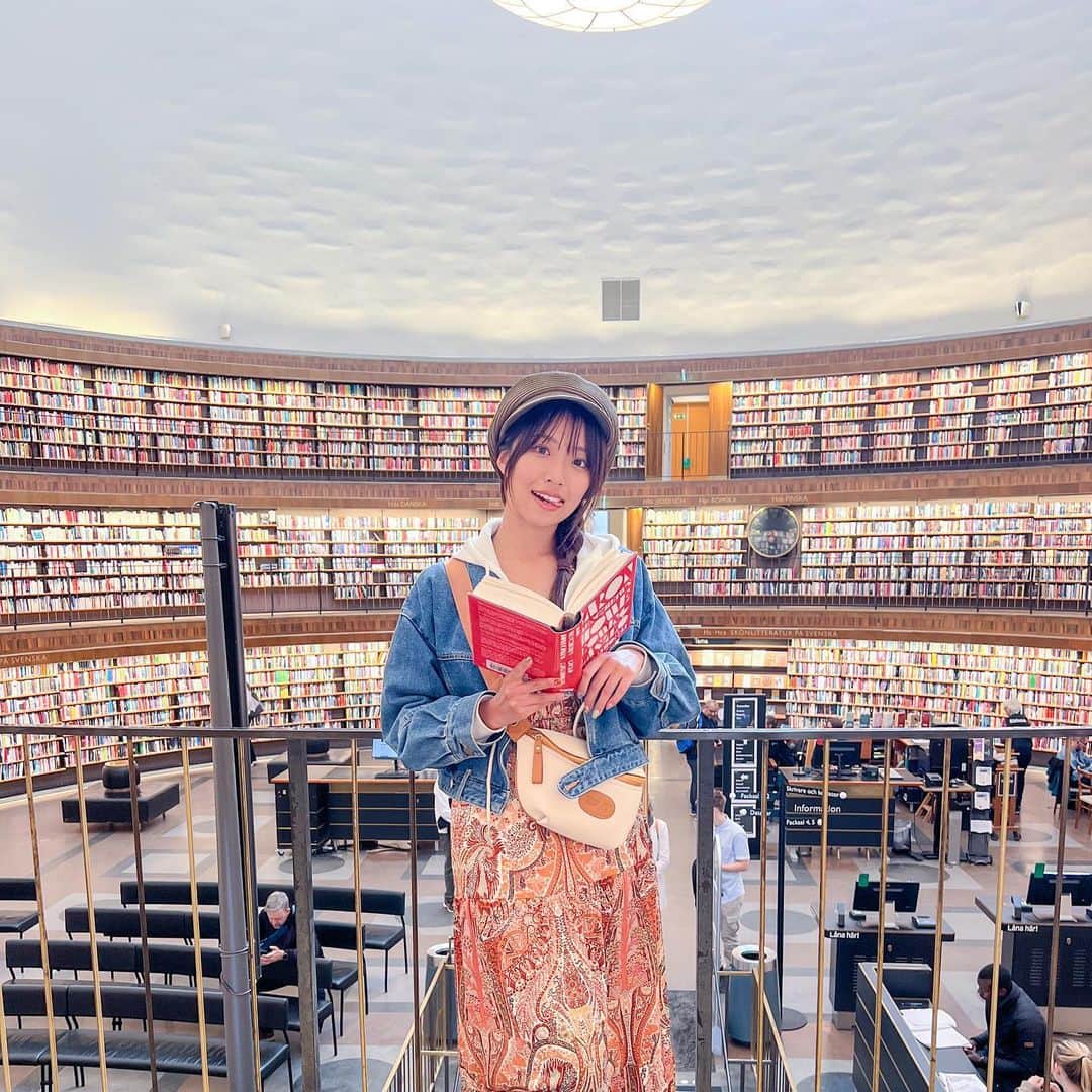 溝呂木世蘭さんのインスタグラム写真 - (溝呂木世蘭Instagram)「【360度！本！かわいい図書館】  📍ストックホルム市立図書館 Stockholms stadsbibliotek  スウェーデンのストックホルムにある図書館なんだけど360度円形に本がズラーーーっと並んでて  映画の世界に出てくるような図書館でした(^^)  誰でも入ることができて みんな真ん中の机で本を読んだり、お勉強したりしてたよ！  本物カラフルな本がたくさんあって可愛かった！  #ストックホルム#スウェーデン#Sweden#Stockholm#ストックホルム市立図書館 #図書館#本好き#映えスポット #旅好き#北欧#ヨーロッパ#旅行好きな人と繋がりたい #旅行コーデ」10月22日 19時16分 - seran_0422