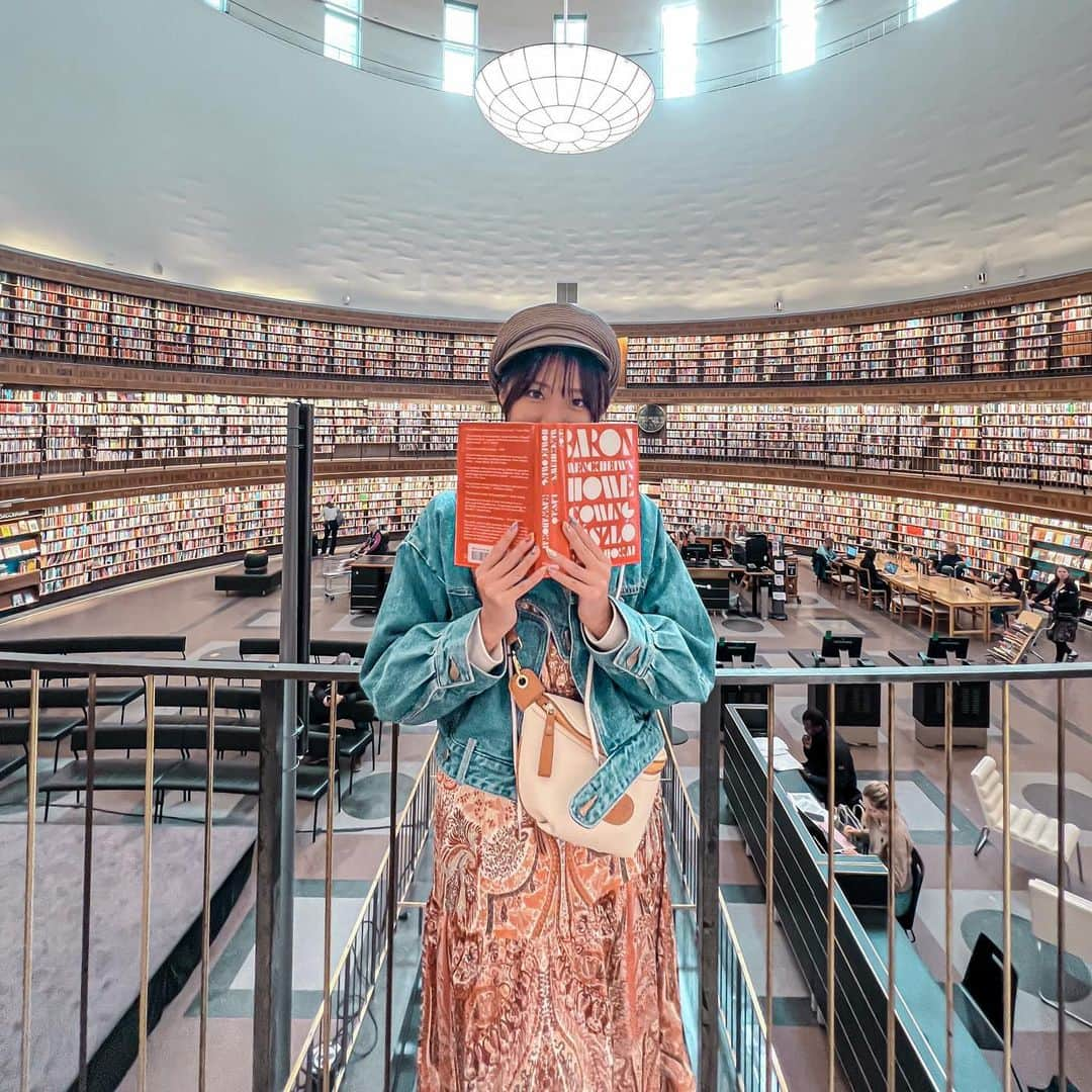 溝呂木世蘭のインスタグラム：「【360度！本！かわいい図書館】  📍ストックホルム市立図書館 Stockholms stadsbibliotek  スウェーデンのストックホルムにある図書館なんだけど360度円形に本がズラーーーっと並んでて  映画の世界に出てくるような図書館でした(^^)  誰でも入ることができて みんな真ん中の机で本を読んだり、お勉強したりしてたよ！  本物カラフルな本がたくさんあって可愛かった！  #ストックホルム#スウェーデン#Sweden#Stockholm#ストックホルム市立図書館 #図書館#本好き#映えスポット #旅好き#北欧#ヨーロッパ#旅行好きな人と繋がりたい #旅行コーデ」