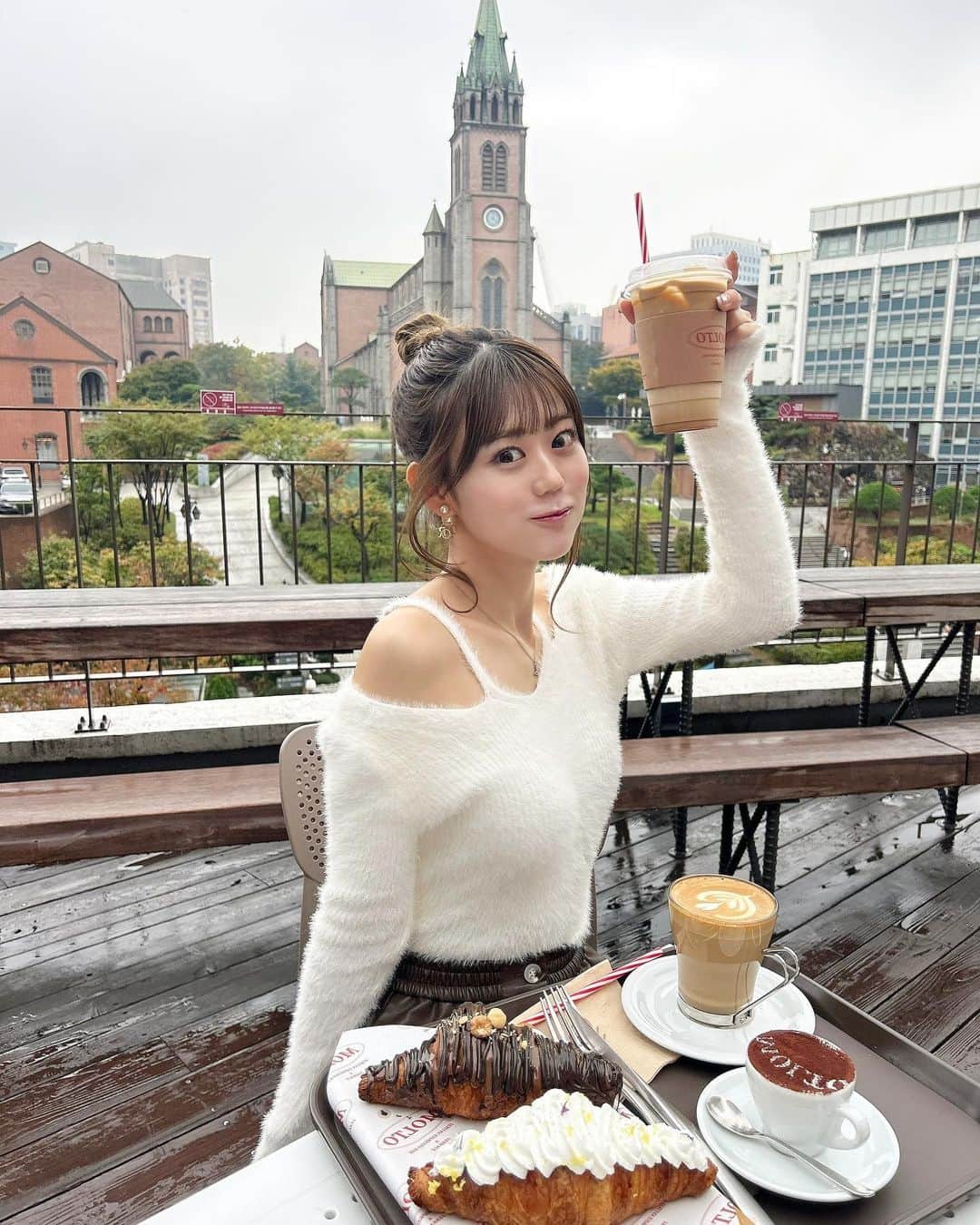 久木田菜々夏のインスタグラム：「雨がたまたまやんでテラスで過ごせたのっ🥐🫶🏻  クロワッサンのレモンクリームとチョコが美味しすぎた!!!☺️🍋  #韓国 #韓国旅行 #韓国カフェ」