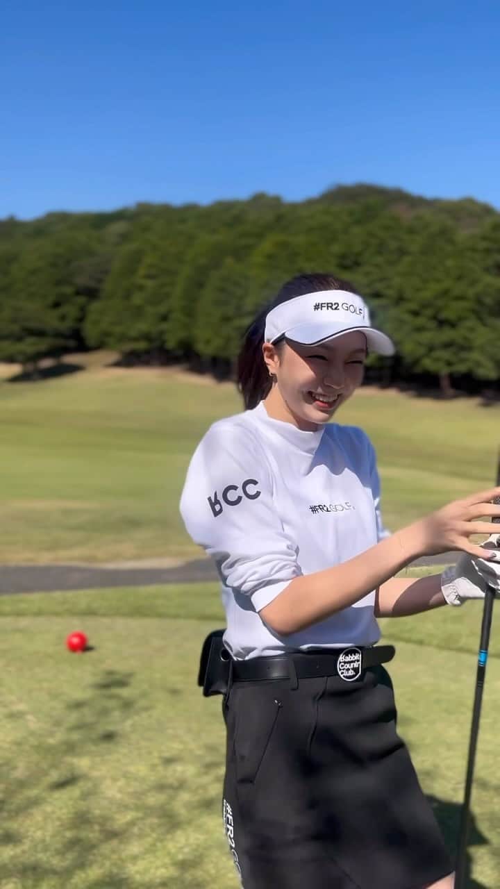 美舞のインスタグラム：「. . 久々のゴルフは同級生で女子ゴルフ⛳️🏌️‍♀️ 楽しいゴルフはスコアもついてきて 気温も最高で最高な日になりました😇♡♡ , スカート @fr2golf 今月末発売！！ 履きやすくて合わせやすい神スカート🫶 , #fr2golf #ゴルフ女子　#ゴルフウェア　#ゴルフスイング #ゴルフコーデ」