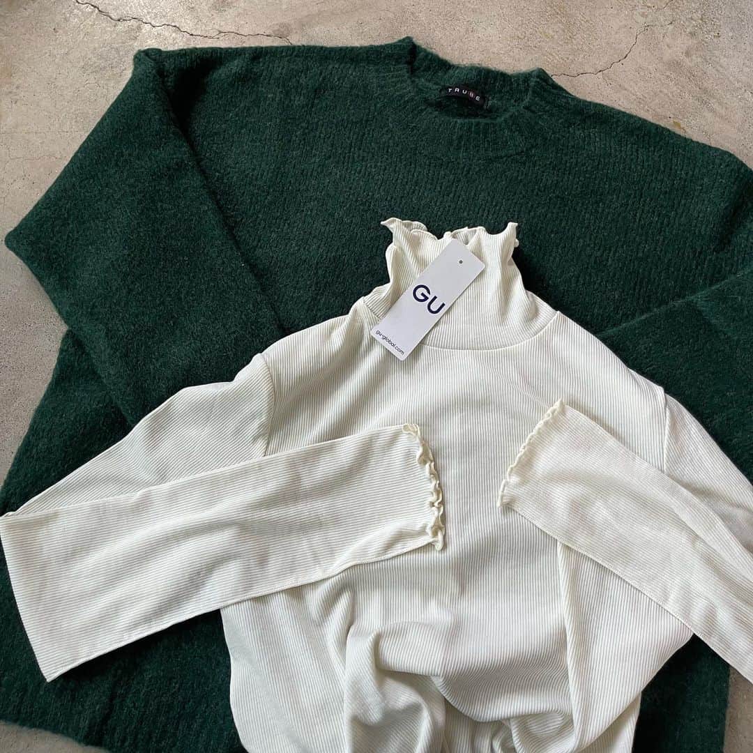 イタフラ（ナチュラル服のイタフラ）さんのインスタグラム写真 - (イタフラ（ナチュラル服のイタフラ）Instagram)「@italietofrance_official ☜サブ垢。  ジーユー最新購入品と 新作のニットを合わせてみました🍂  ニットはありそうでないシンプルな デザインが魅力でディープグリーンを 使いました。  秋のグリーンコーデにも◎ よろしくお願いします💨  @italietofrance  ✔︎オータムセール開催中  グリーンのニット☞イタフラ ハートデザインデニムパンツ☞イタフラ プリーツパンツ☞しまむら ストレートパンツ☞grl バッグと靴☞ジーユー  #GU#gu購入品 #GUコーデ#gu_for_all #ジーユー#ジーユーコーデ #ジーユー購入品 #ジーユーマニア #UNIQLO#ユニクロ#しまパト #しまむら#しまむら購入品 #しまむらパトロール #しまむらコーデ#zara #ザラ#wego#honeys #grl#grl購入品 #grlコーデ #グレイル #グレイル購入品 #グレイルコーデ #グリーンコーデ#グリーンコーディネート #プチプラ部#置き画#鹿児島」10月22日 19時20分 - italietofrance