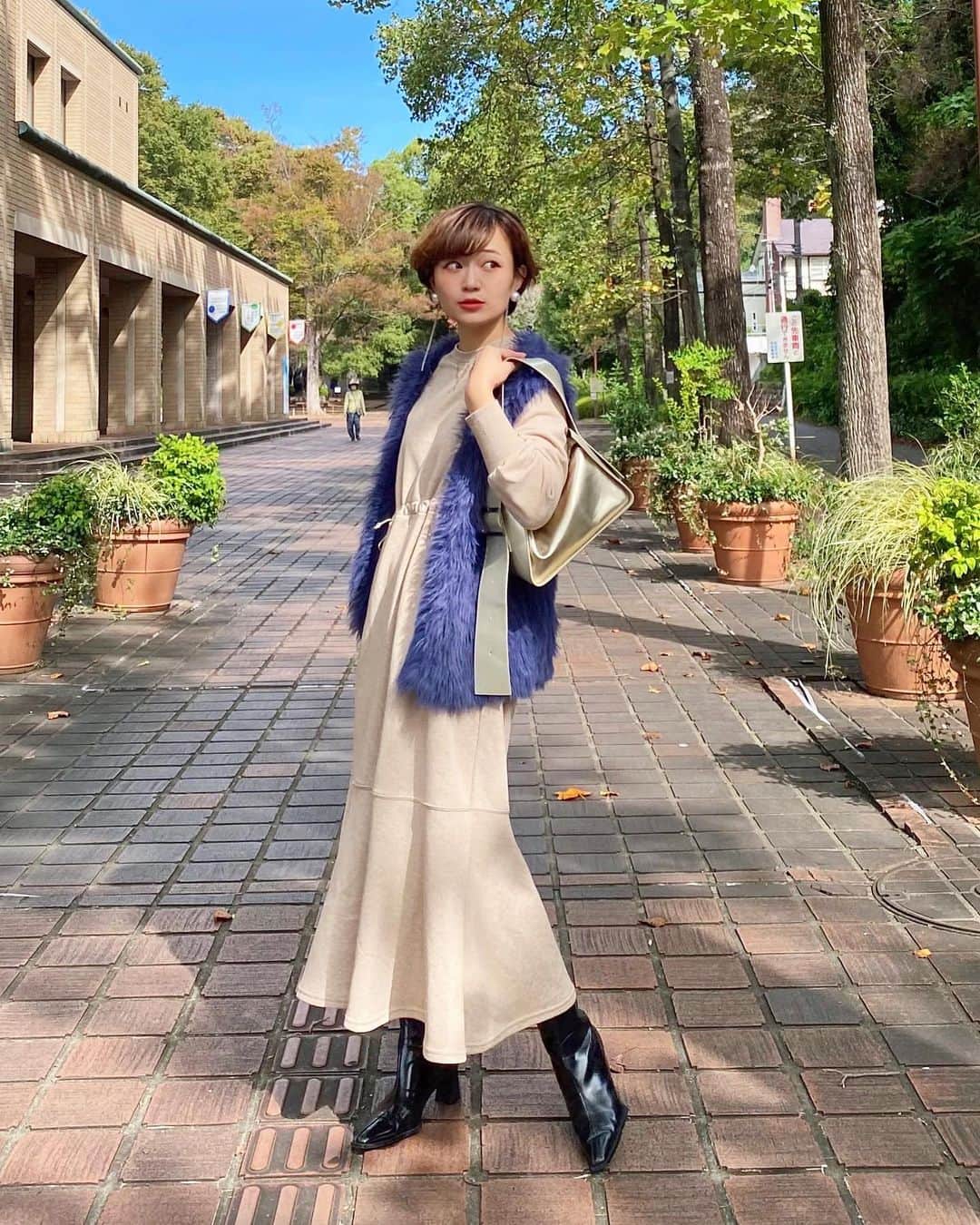 yukichi_yukiのインスタグラム：「楽ちんだし動きが綺麗なワンピース👗🫶🏻  秋っぽくファーベストと合わせて🤍  one-piece: @bab.showroom #bab #babcode  #きれいめカジュアル #シンプルコーデ #大人カジュアル #ワンピースコーデ #秋コーデ #ファーベスト #ショートブーツ #アラサーコーデ  #ゆきちゆき #ゆきちふく」