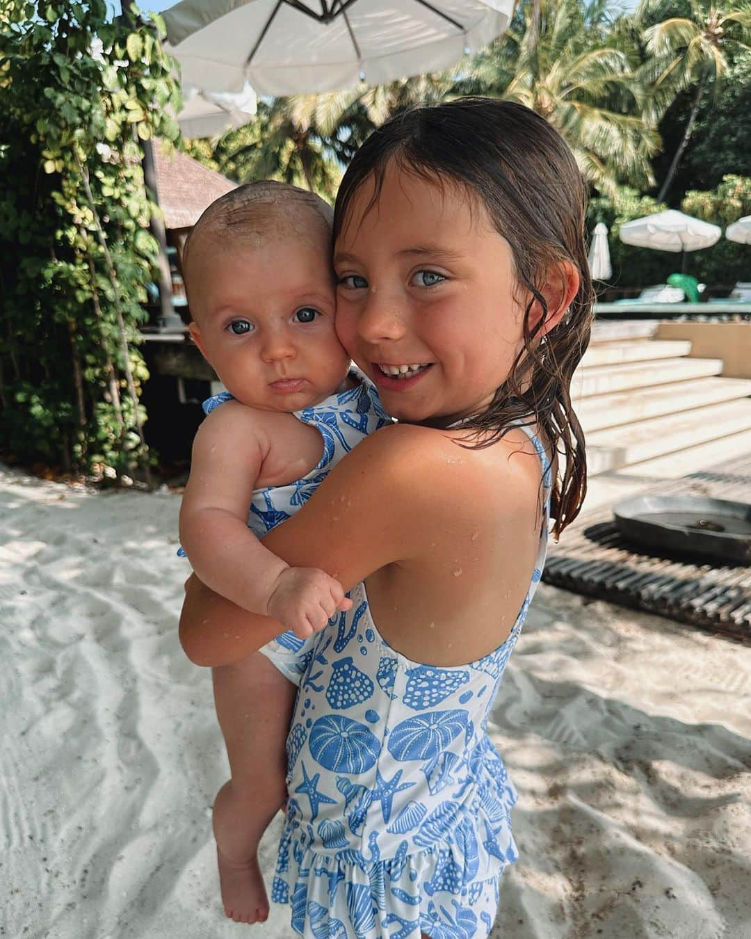 ファーン・マッキャンさんのインスタグラム写真 - (ファーン・マッキャンInstagram)「Sisters, may you always have a shell in your pocket & sand in your toes 🐚🏝️  @ayadamaldivesresort having the most wonderful time ☀️🧘🏼‍♀️🏝️🌞🕶️🩴🍹⛱️👙🐚  *girls cozies are from Next.」10月22日 19時21分 - fernemccann