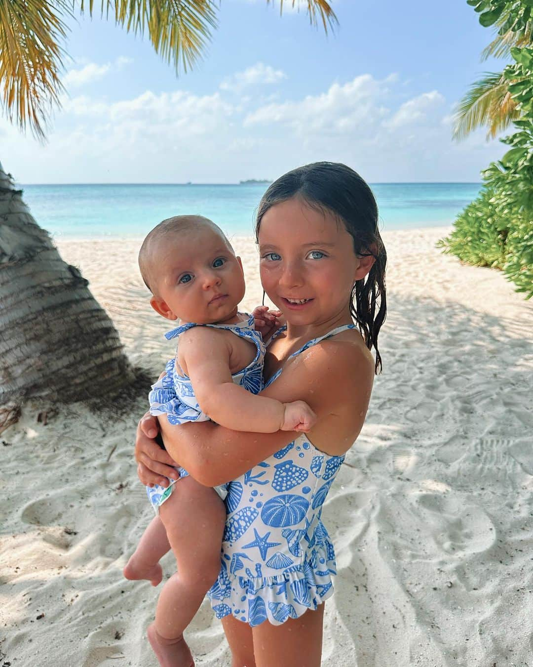 ファーン・マッキャンさんのインスタグラム写真 - (ファーン・マッキャンInstagram)「Sisters, may you always have a shell in your pocket & sand in your toes 🐚🏝️  @ayadamaldivesresort having the most wonderful time ☀️🧘🏼‍♀️🏝️🌞🕶️🩴🍹⛱️👙🐚  *girls cozies are from Next.」10月22日 19時21分 - fernemccann