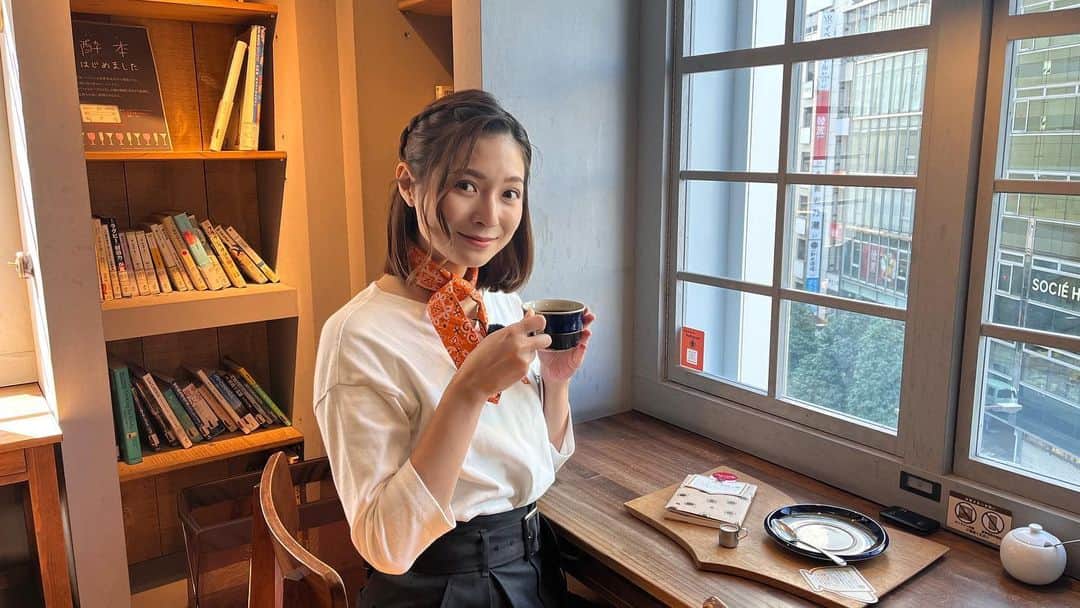 テレビ朝日「グッド！モーニング」のインスタグラム：「「あら、いーな」で、 ユニークな書店を取材しました。 こちらのお店は、ロンドンのカフェのような雰囲気でした🇬🇧  #書店#喫茶店#本#読書の秋 #あらいーな#グッドモーニング」