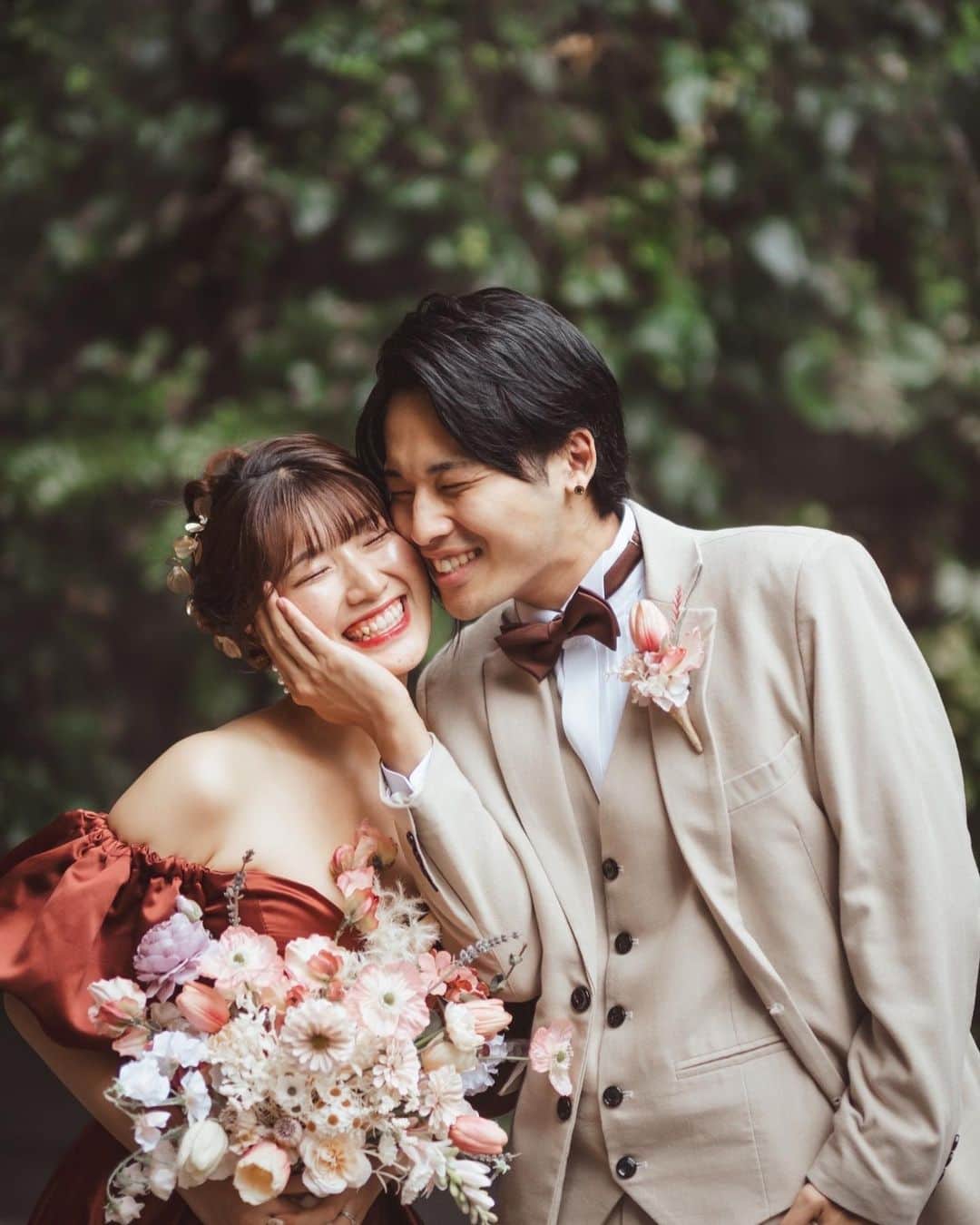 仲道雄大のインスタグラム：「【『もちょぺ』のお2人を撮影しました♪】 . @mochopeeeeee   結婚おめでとう🎈🎊  撮影中も本当に仲良しで、素敵な関係性の2人🥰 末長くお幸せに！✨ . @atelier_rulucca  . 💄@ebibi.hairmake  . . . . . . #ウェディングフォト  #weddingdress  #スタジオフォト #ウェディングドレス #wedding #weddingphotography #東京駅前撮り  #丸の内前撮り」