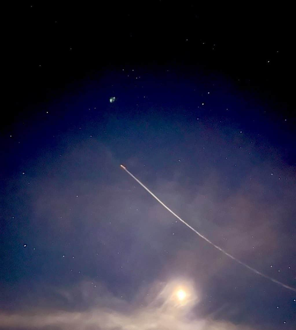 島崎直也のインスタグラム：「月夜の飛行機雲」