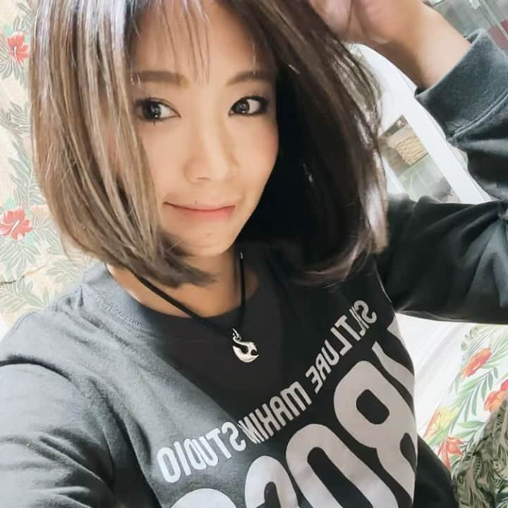 渕上万莉 のインスタグラム：「ヘアカット記録✂️ 秋やからちょっとベース暗くしてもらって細くハイライト入れてもらったよ✨  明日はちょっと早めのWESTMARINEハロウィン釣行🎃🛥  この髪色がどう生かされるか⁉️  まぁまぁガチで仮装するから朝2時からにっしゃんと準備するねん😂😂💄  さぁどんな仮装でしょう⁉️  当てれたら凄い👏🏽👏🏽😂  ヒントは…うちらの称号『THE BEST BUDDY 』  #ヘアカット #ボブ #ボブアレンジ  #内巻きボブ  #ktwo  #ハロウィン #ハロウィンコスプレ  #フッチー #渕上万莉」