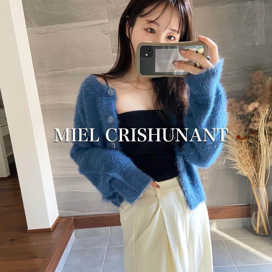 yumemiのインスタグラム：「珍しくブルー🫐 このブルー、めちゃくちゃ可愛い！  @mielcrishunant   商品ページ見て、 「これならイエベもいけそう🥹💙」 って直感で思って、届いて やっぱりね！ってなったやつ！  濃いんやけど濃すぎず。 くすんでるんやけどくすみすぎず。  ショート丈でスタイル良く見えるから低身長さんにもオススメ！  しかもお値段も買いやすい♡ ¥3960（税込）！！  ストーリーにURL載せますね🥹🌷  #MIEL #MIEL_PR #PR #ミエルクリシュナ #カーディガン #カーディガンコーデ #ブルーコーデ #大人カジュアル #秋コーデ」