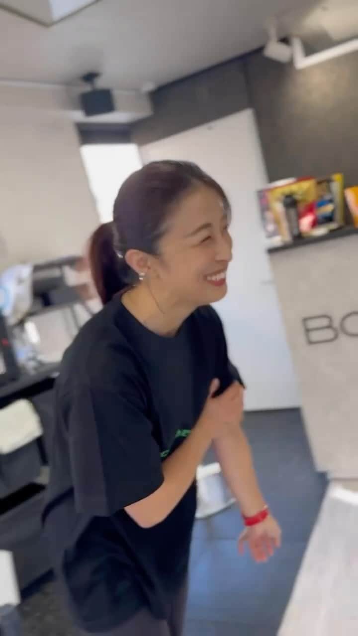 のインスタグラム：「上腕二頭筋💪トレーニング。 8kgで追い込みました。 . しっかり伸ばし切るのがポイント。 後半全く自分では上がらなくなりました。笑  . 🥦🥦😎🥦🥦  #トレーニング　#筋トレ女子 #workout」