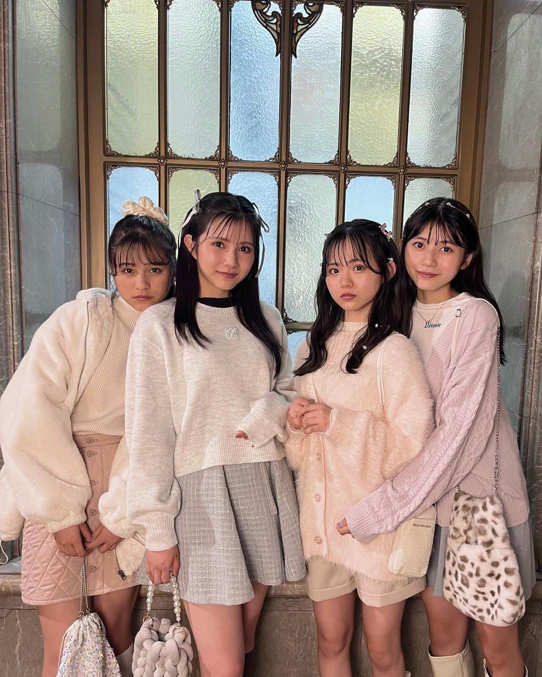 のインスタグラム：「WE ARE repipi armario girlsのオフショ♡  久しぶりのガーリー嬉しかったです💞小物まで可愛い🙈  かわいい秋冬アイテムたくさんだった~！  ニュートロコーデなどもぜひ誌面でチェックしてください‼️  #吉本麗南#ニコラ#nicola#ニコラ11月号発売中#ニコモ#repipiarmario#レピピアルマリオ#レピピ」