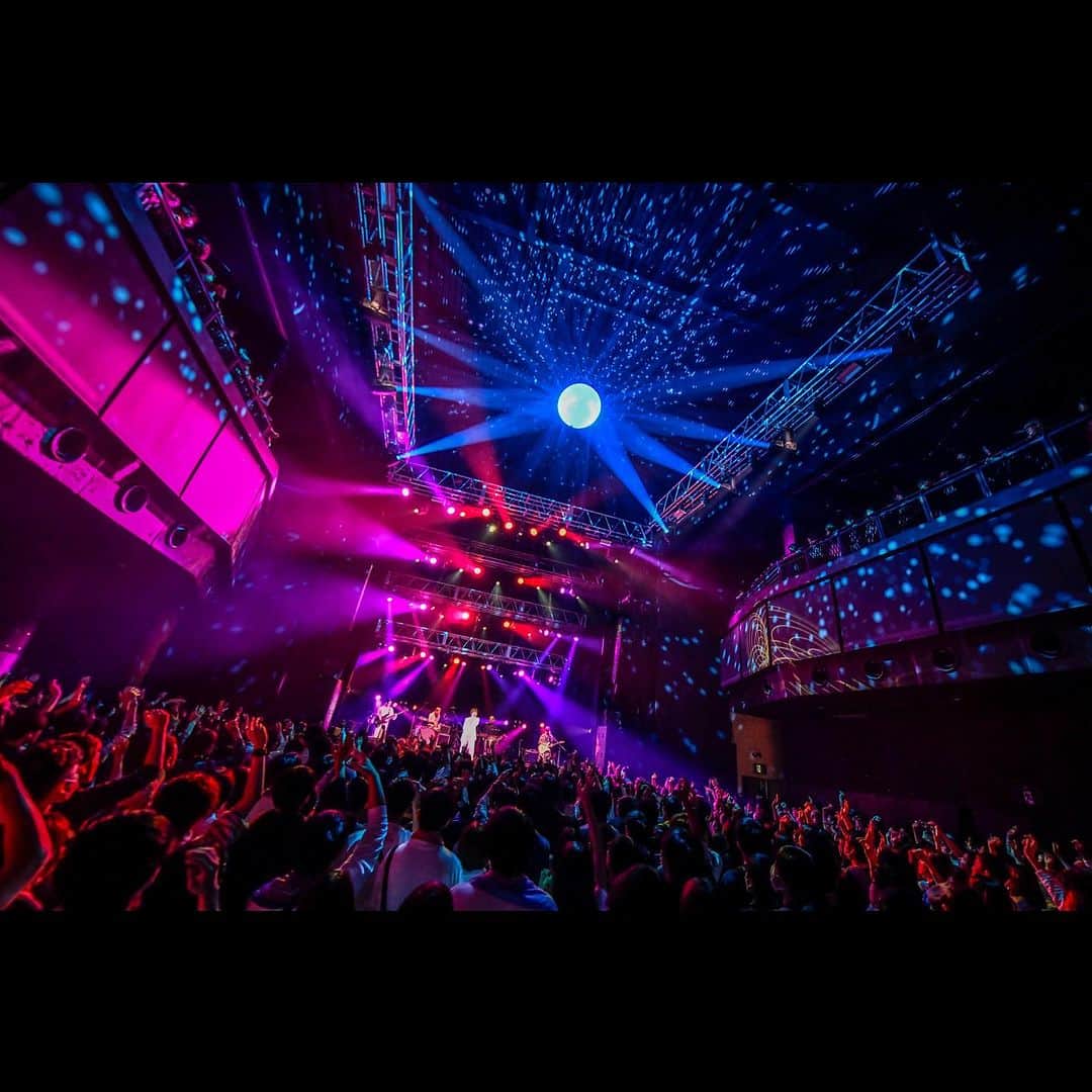 のインスタグラム：「. ❤️‍🔥2023.10.21(土)Zepp Shinjuku Sony Music Artists presents 『オカベボフジラ』   photo by AZUSA TAKADA」