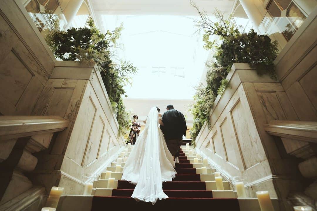 のインスタグラム：「* * * 新婦さま入場シーン....⛪ * 大階段のバージンロードからご入場 お父さまとふたりだけの特別な瞬間を....🕰𓂃 𓈒𓏸🕊 * * * 【ラ･バンク･ド･ロア】 〒231-0023 神奈川県横浜市中区山下町280-1 * アクセス みなとみらい線 日本大通り駅より徒歩5分 みなとみらい線 元町・中華街駅より徒歩5分 * 駅近でアクセス抜群です！ * * #ウェディング #wedding #ゲストハウス #プレ花嫁 #日本中のプレ花嫁さんと繋がりたい #花嫁 #卒花 #結婚式場 #結婚式場探し #結婚準備 #結婚式レポ #花嫁diy #プロポーズ #チャペル #ブライダルフェア #ラバンクドロア #labanqueduLoA #前撮り #marry花嫁 #ラバンクドロア #ファーストミート #横浜ウェディング #横浜結婚式 #文化財 #文化財ウェディング #テーブルコーディネート #横浜市指定有形文化財 #アニバーサリーディナー #anniversarydinner #minietmaxi」
