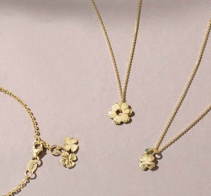 スイート ピーさんのインスタグラム写真 - (スイート ピーInstagram)「NEW JEWELS HAVE LANDED! We're excited to have fresh pieces from the fabulous @lauraleejewellery These 9ct flower pieces are super cute and in-store now. Soon to be available online too! . . . . . #femalejeweller #finejewellery #sweetpeajewellery #madeinlondon #jewellerydesign #bridaljewellery #fashionjewellery #jewelleryaddict #jewelryaddict  #jewellery #handmade #instagood #instajewelry #handmadejewellery #jewelrygram #goldjewellery #goldfinejewelry #lauraleejewellery #flowernecklace #flowerbracelet #9ctgoldjewellery」10月22日 19時30分 - sweetpea_finejewellery