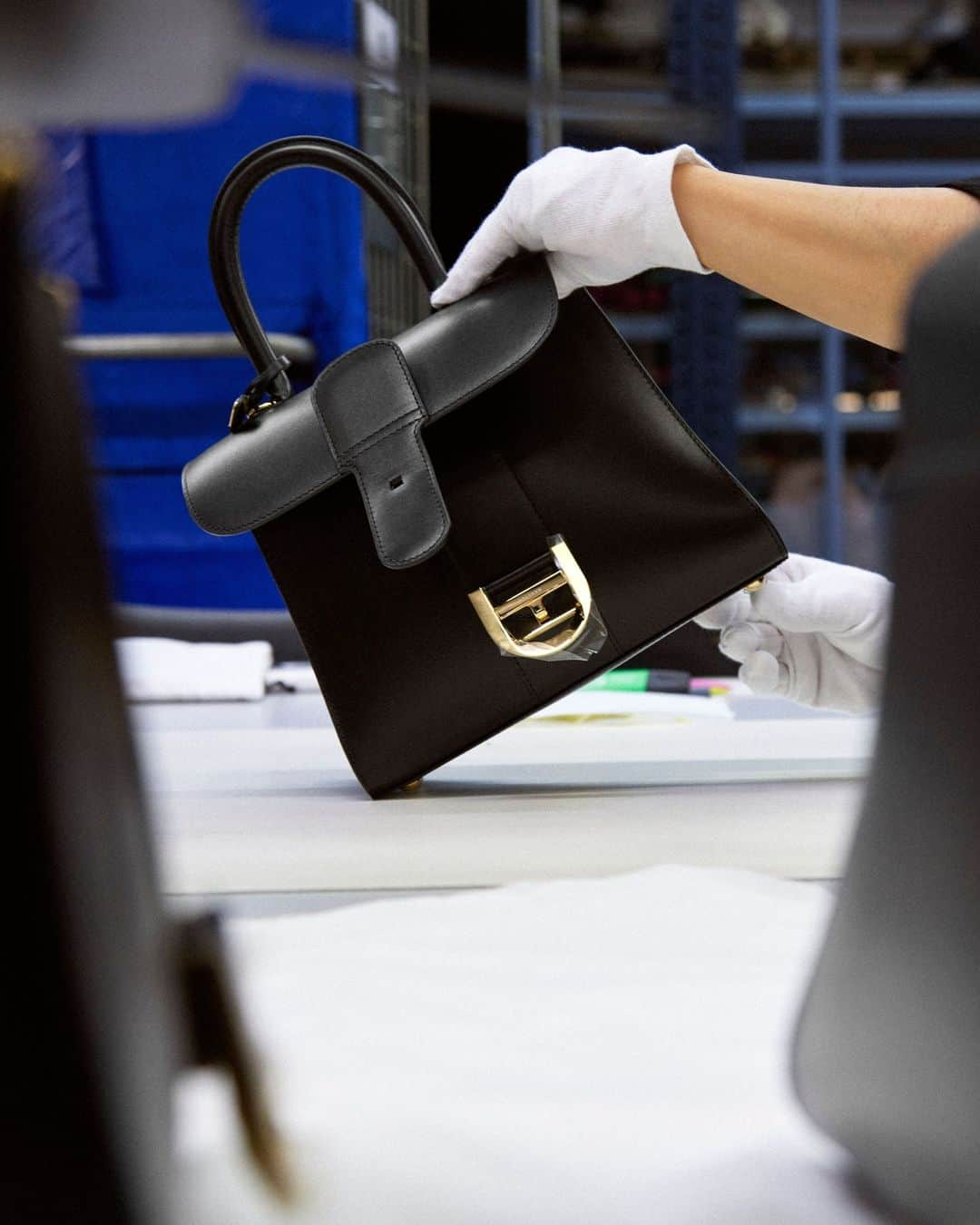 デルボーのインスタグラム：「Leather as a canvas.⁣ ⁣ Delvaux has been producing leather goods without interruption since its inception in 1829, marking nearly two centuries of savoir-faire. Each Delvaux product undergoes meticulous hand-crafting by our artisans, who ensure that every bag meets rigorous quality standards before leaving the atelier.⁣ ⁣ #Delvaux」