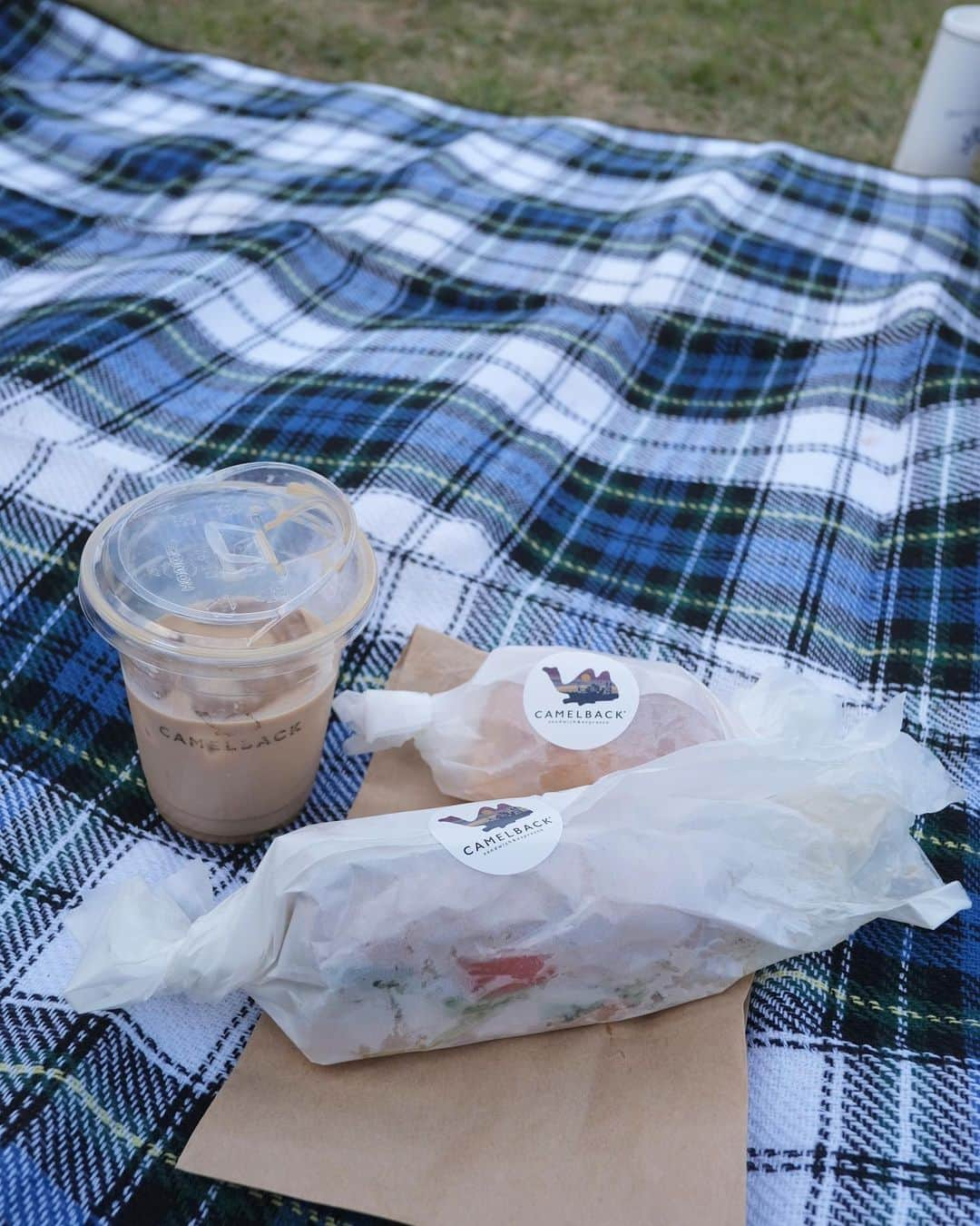 猪鼻ちひろさんのインスタグラム写真 - (猪鼻ちひろInstagram)「よき休日🥪♡ 新しいスニーカーとパンツ、とてもお気に入り🖤 @oao_footwear のスニーカーはヴィブラムソールで 歩きやすさも、雨にも強いところも、すき🥺 (身長ちょい盛れるとこもかなり好き🤫)  @yanuk_official のデニムは裾直しのみで ここまでドンピシャでウエストサイズが合うブランドは なかなかないので嬉しい🥺 #ちひろのお洋服 #小指立ってる #oao #oaofootwear #oao_footwear #yanuk」10月22日 19時30分 - inohanachihiro