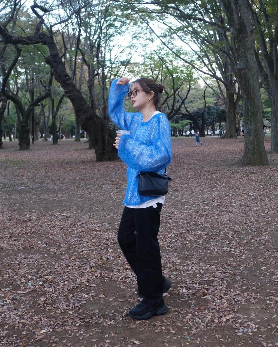 猪鼻ちひろのインスタグラム：「よき休日🥪♡ 新しいスニーカーとパンツ、とてもお気に入り🖤 @oao_footwear のスニーカーはヴィブラムソールで 歩きやすさも、雨にも強いところも、すき🥺 (身長ちょい盛れるとこもかなり好き🤫)  @yanuk_official のデニムは裾直しのみで ここまでドンピシャでウエストサイズが合うブランドは なかなかないので嬉しい🥺 #ちひろのお洋服 #小指立ってる #oao #oaofootwear #oao_footwear #yanuk」