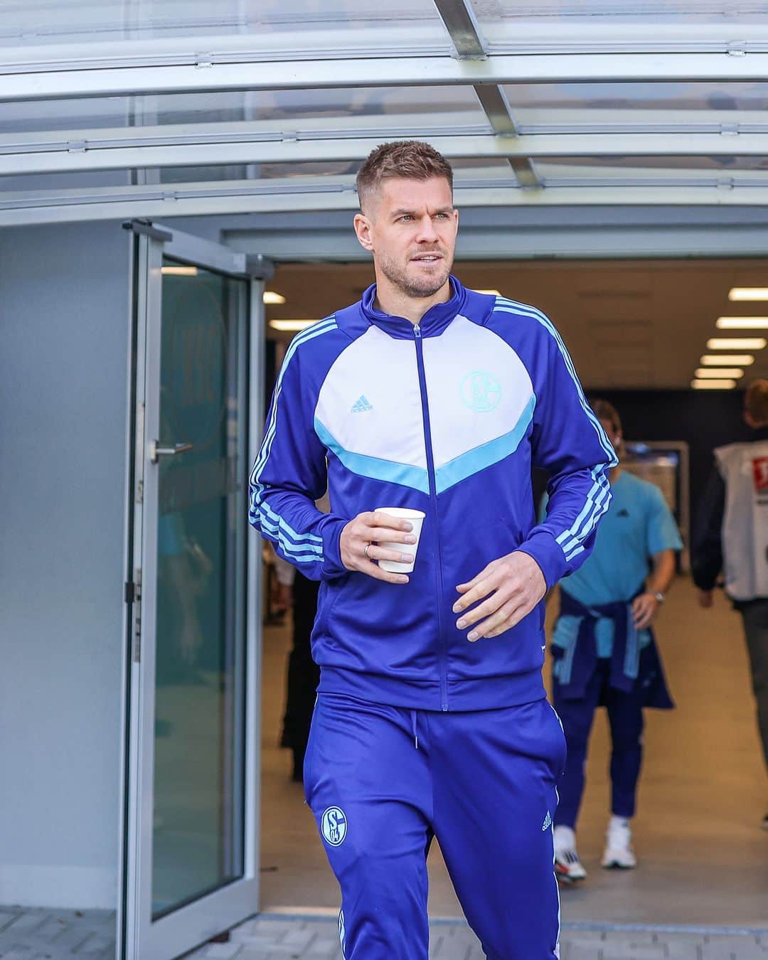 シャルケ04のインスタグラム：「Unsere Start-1⃣1⃣ gegen den @karlsruhersc - einmal swipen! 📲 . . #KSCS04 #Schalke #S04 #Matchday #Football #Soccer #Fußball #Futbol #Knappen #EinLebenLang #🔵⚪️」