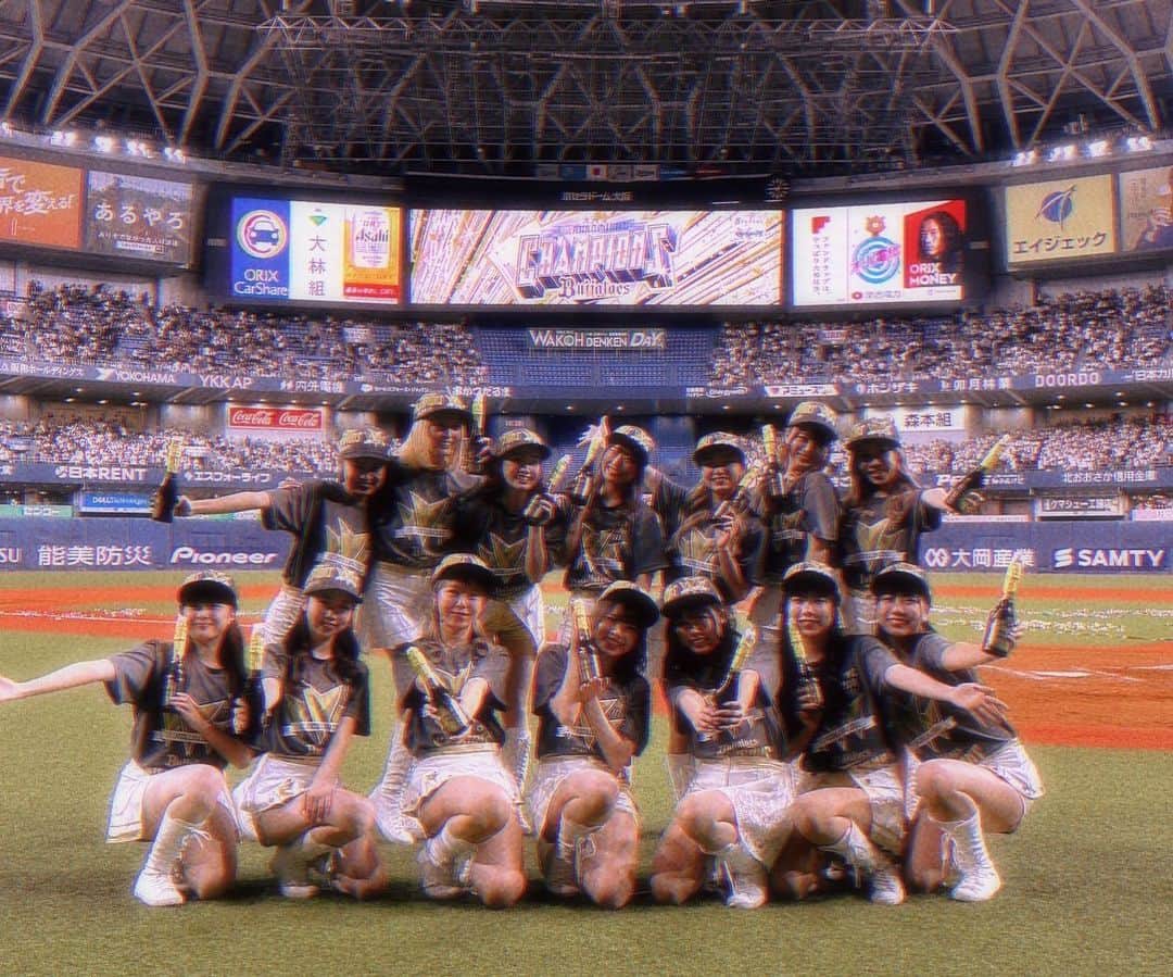 INAのインスタグラム：「メンバーと📸  今シーズン、オリックスファンの皆様と一緒にチームの応援ができる期間が続くことをとても嬉しく思います。 グラウンドから見る景色を目に焼き付けるぞ！🥹  . . . . #オリックス #BsGirls #BsGirls10th💎 #Bs2023 #baseball #プロ野球  #ina_355 #orix #buffaloes #オリ姫 #野球好きな人と繋がりたい #野球好き #野球女子 #パリーグ #阪神タイガース #関西ダービー」