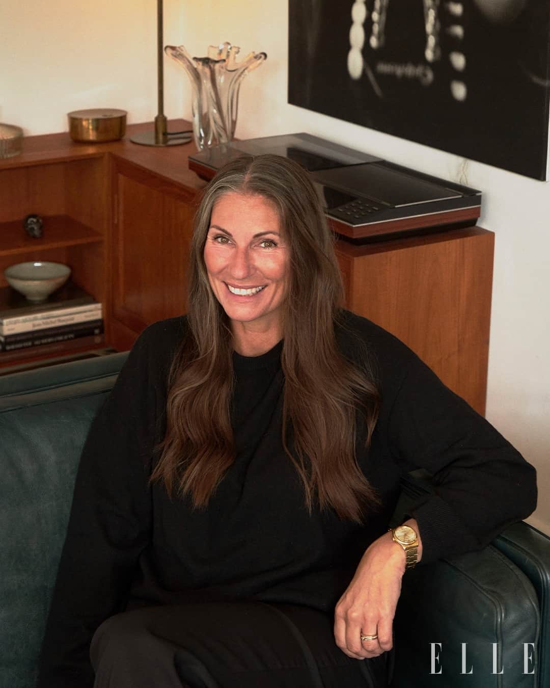 のインスタグラム：「Mens andre glæder sig til at komme hjem fra arbejde og smide bh'en, så glæder @sineginsborg sig til at komme hjem og rense sit ansigt. For selv om hun er makeupartist, er det egentlig hudpleje, hun går mest op i.⁠ ⁠ Swipe her for at se tre af makeupartistens personlige skønhedsfavoritter, og få hendes bedste tips og erfaringer i ELLEs okotoberudgave, når hun åbner sit beautyskab, hvor ærligt øjencremerne har en helt særlig plads.⁠ ⁠ Foto: @kavianborhani」