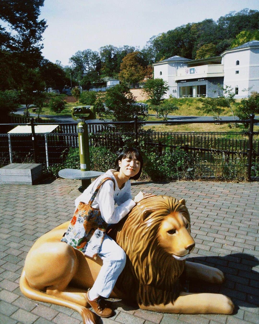 山本真莉のインスタグラム：「🦁🤍🌼」
