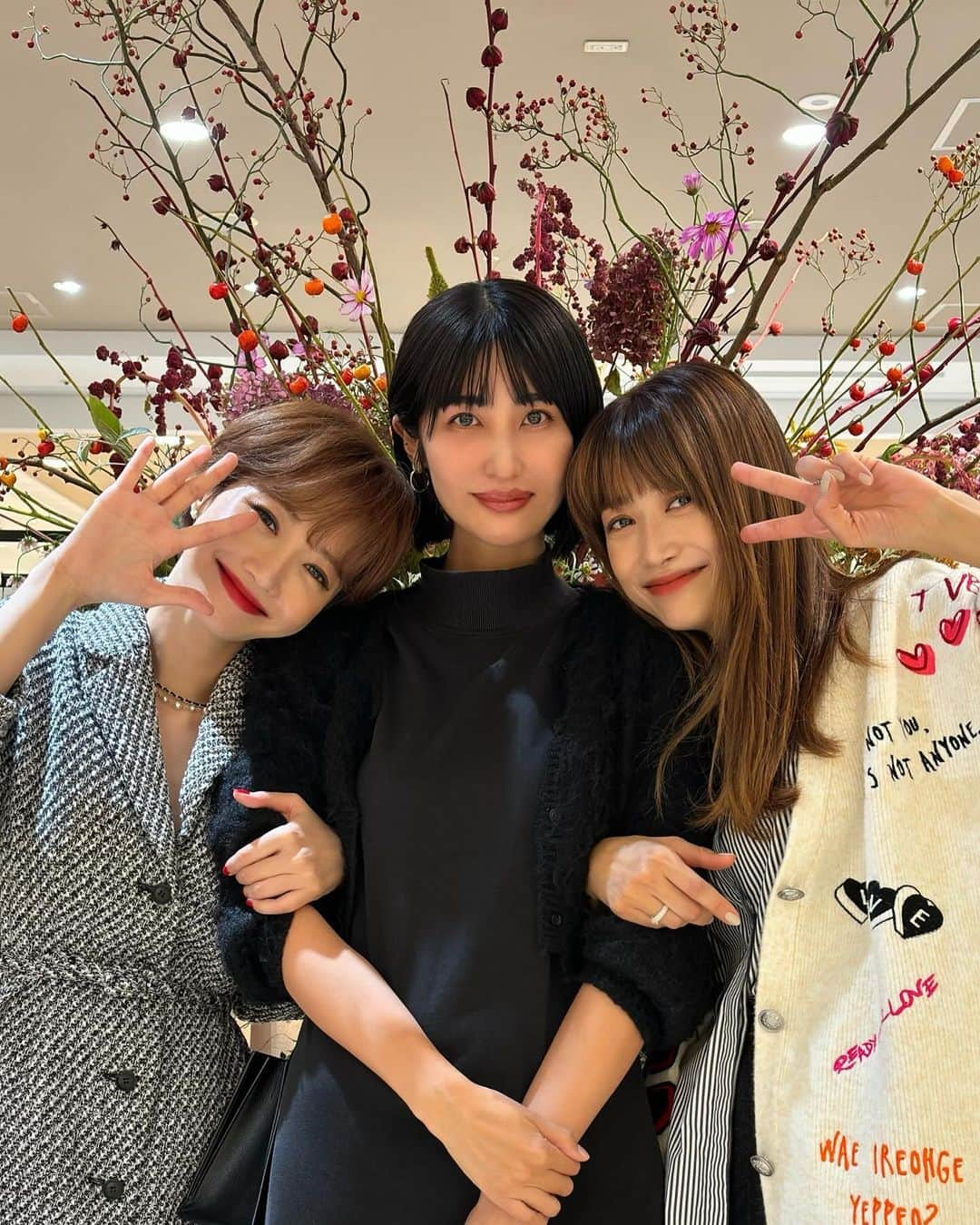 Lisaさんのインスタグラム写真 - (LisaInstagram)「. 私の永遠の憧れ、コジュニ様に会えました、、泣  ずっとずっと唯一憧れている女性🥲 コジュニ様に憧れてずっとショート、ボブを 繰り返してる私🤣 ほんとにずーーーっと大好きで憧れている方だったので、会えるかわからないまま行ったけどジュニ様が登場した瞬間めちゃめちゃ号泣しました、、😭笑笑　実在した、、  ほんっっっっとに優しくて可愛くて、たくさんおしゃべりもできて夢のようでした。。 ただ緊張しすぎて記憶ほぼないです、、笑  ヨンアさんもほんっっっとに優しくて可愛くて、二人がきゃっきゃしてるのみてるだけで幸せでした、、 二人に背たかーーーい！！自分たちより背高い女性久々みたーーーってギューーって両側からされてもう緊張とよくわからない感情で固まり屈辱のオバショットになるという。笑 ジュニ様もヨンアさんもほんとに背が高いけど私が高すぎて二人が小さく見える、、笑  コジュニ様に会える日が来るなんて思いもしませんでした、、😭😭❤️❤️ ほんとにヨンアさんに感謝、、、🥲 服も可愛くてお気に入りなのでたくさん着ます🥹💓  コジュニ様、名古屋も来てくれてありがとうございます🥲❤️ またいつか会えますように、、、🥹」10月22日 19時40分 - lisarobintweety