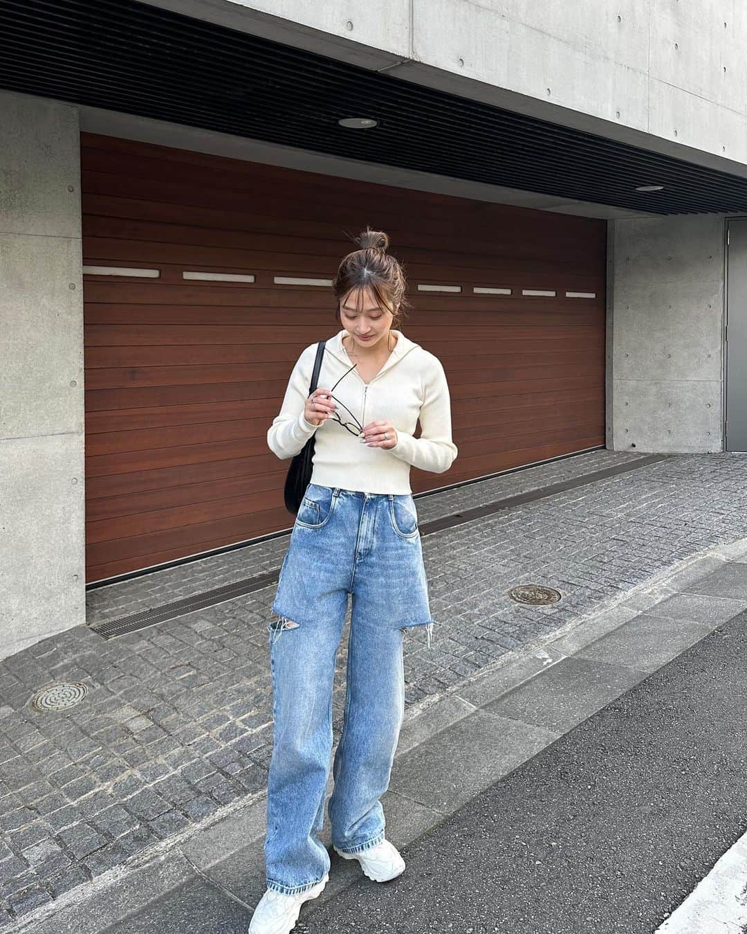 涼佳のインスタグラム：「最近やっと衣替えしまして引っ張り出してきたデニム👖🤍  サイドのカットデザインも長さも安定に可愛いデニム バックオープンのニットもお気に入り🫶🏻  また明日からがんばろ〜💪🏻  🏷️ tops  @_few_official  pants  @maisonmargiela  bag  @folnua_jp  shoes  @nike」