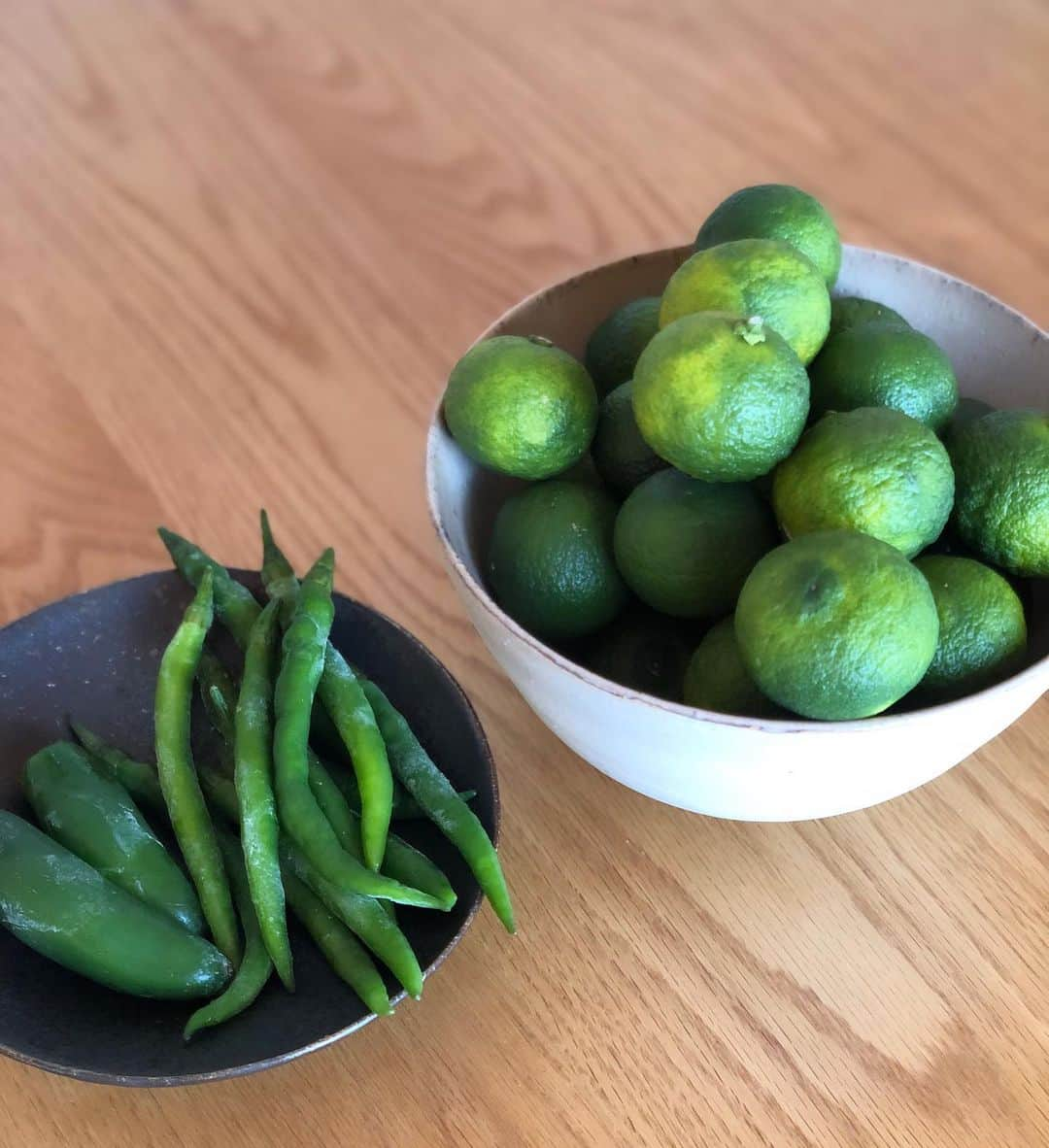 佐藤弥生さんのインスタグラム写真 - (佐藤弥生Instagram)「☀️ 柚子胡椒のお料理教室 2回目は地元の同級生と♪ 🍂青柚子も黄色くなり始めてきたね〜 今年は猛暑でしたが、柚子達はいつも通り✨ 青柚子の香りはフレッシュでとっても癒されます😆 今回は果汁がたっぷり出たので柚子ぽんも作りました♪ 出来たてだけど直ぐ食べちゃおう♪と、ランチは白菜と豚肉のミルフィーユ鍋にしました！ ノンアルで乾杯〜♪ くう〜🤭 うんま〜 フレッシュだね〜✨ 出来たては、塩に角はあるけど若々しくうまい♪ 柚子胡椒好きじゃなくても、柚子胡椒好きも皆んな食べたくなる旨さ💛 来年も開催しますので是非ご参加下さいね！ ミルフィーユ鍋は、勿論化学調味料は使わずコンソメ麹を使ってます！  やりたい🙋‍♀️と言ってくれてありがとう🤍来年も絶対やろうね♪ #yayoscooking #旬の食材と発酵食品 #麹と発酵 #発酵食品 #柚子胡椒 #月イチお料理会 #月イチお料理教室 #お料理好きな人と繋がりたい #お料理教室 #発酵料理教室 #出張お料理教室 #佐藤弥生お料理教室 #お家で作れる発酵食品 #オーガニックお料理教室 #持ち寄りご飯」10月22日 19時40分 - yayoyayo_s