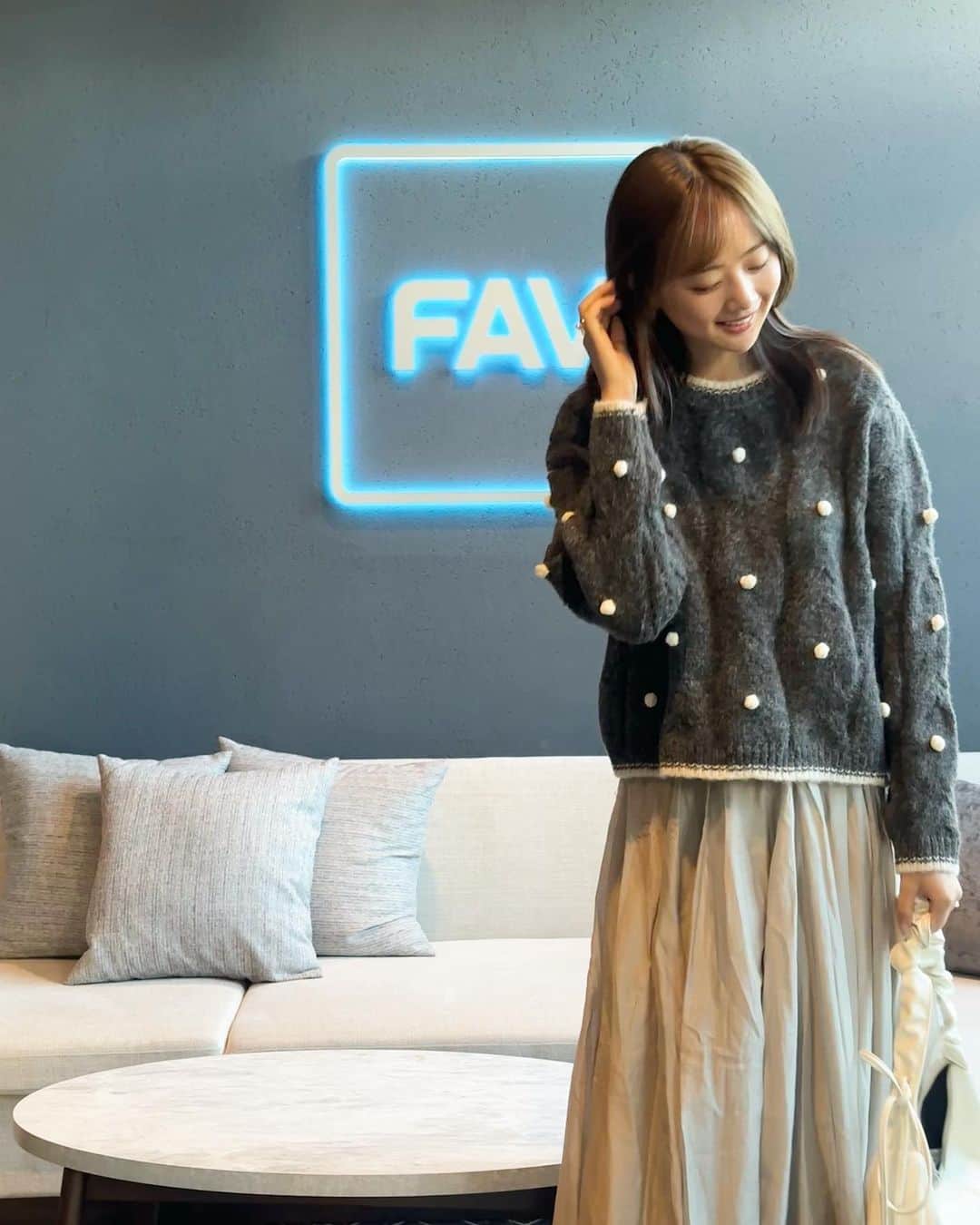 のインスタグラム：「この前旅行で着たニットどこのですかーって質問けっこうあったので、コーデ紹介してみる🏷️  @lacvert_official のポンポンニットだよー🧶 他の色も良かったんだけど、 このグレーがポンポンの部分が 雪降ってるみたいに見えるの⛄️  シンプルなデニムとも合うし この秋冬たくさん着る予感っ👶♡  バッグもSHEINで千円台の超プチプラ✔︎ 11383149 だよ🫶  #fashion #ootd #outfit #コーデ #私服 #今日のコーデ #秋コーデ #冬コーデ #ファッション #ニット」