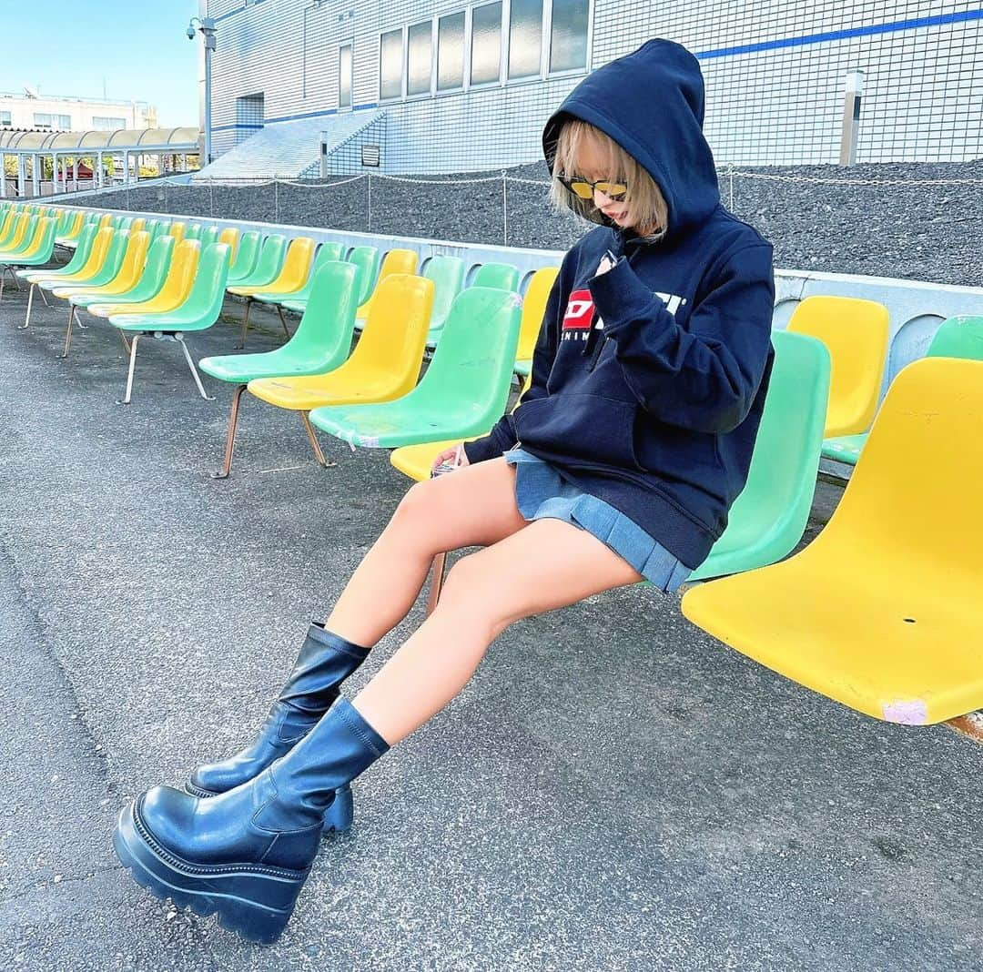 あちゅのインスタグラム：「こいつスカート履くんだ 女やれんだ  #ミニスカ #プリーツスカート #スカート #diesel」