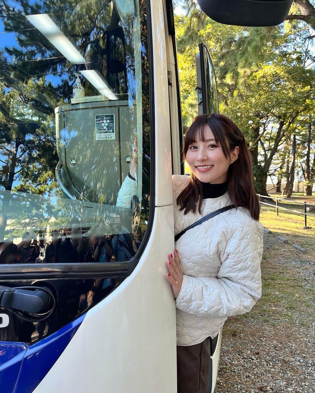 のインスタグラム：「🚌  お泊まりオフ会が終わりました💫  今回は私の熱い希望 ❮伊勢神宮に行きたいです！ ❯ から、愛知県と三重県に☺️  自分がしてみたかったこと 行ってみたいところを みんなとさせていただくオフ会。  今回も最高な2日間でした。  みんなと色んなところに旅行して なんと10周年記念なんです。  コロナの時期はお休みしてたけど 今回で13箇所目の旅行だってさ✈️(多分  バスの中でも話したけど 今まで10年 日帰りのオフ会も入れたら20回以上 開催してきたけれど 一度もトラブルや怪我もなく 毎回本当に楽しく幸せな気持ちで バイバイ出来ているのは ファンの皆様のご協力のおかげ✨  伊勢神宮とか人が多かったのに 1人もはぐれずに 過ごせているのは凄い事だよ。 ありがとうね！  今回も楽しい事沢山したんだよー。  写真が沢山あるから 小分けに投稿できたらと思います☺️  次回は来年の5月に開催予定です。  また元気に乾杯できるように 明日から頑張るよ。  この場所を守り続けたいと強く思えるから 私を動かすパワーになってる✨  そして その時間を全力で楽しめるようにと 日々の生活やお仕事を頑張ってくれて 本当にありがとう！  コスパ最強！！！ をうたっていても 決して安くはないもんね。  でもこの時間を楽しみにしてくれてる限り 私もそれにしっかり応えて かけがえのない思い出を もっともっと増やしていけたらと思う☺️✨  気をつけて帰ってね。また遊ぼう◡̈」