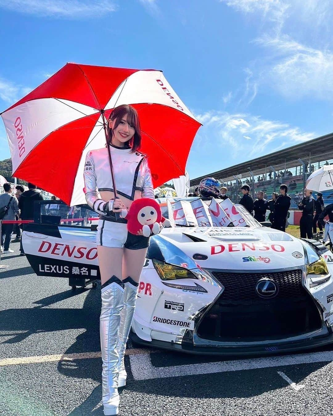 SHINTANITOUKOのインスタグラム：「スーパー耐久岡山戦お疲れ様でした！ 31号車は4位でチェッカーをうけました🏁 次戦がもう最終戦😭😭😭 あっという間すぎる！寂しい！！！ 最終戦もaprの応援よろしくね💕  #apr #aprracing #レクサス #デンソー #denso #lexus #スーパー耐久 #s耐 #サーキット #コスチューム #レースクイーン #race #racequeen#170cm #全身 #スタイル  #style #ブーツ #岡山  #岡山国際サーキット  #31号車」