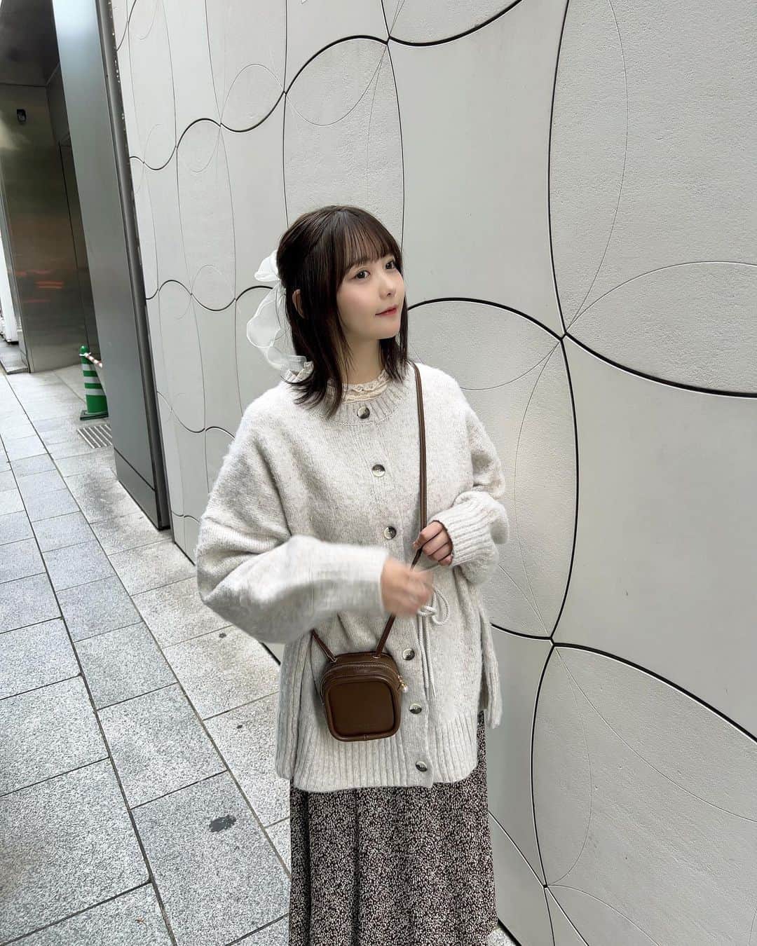 みさねのインスタグラム：「薄メイクの日🍣  ニット GRL インナーとバッグとスニーカー @cham.official_  スカート @retrogirl_official   #ニットコーデ #スカートコーデ #カジュアルコーデ #ガーリーコーデ #grlコーデ #ボブアレンジ」