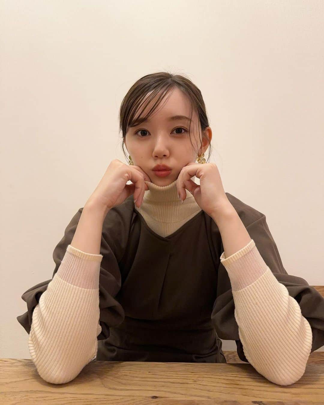 江野沢愛美のインスタグラム：「久しぶりに自分ヘアメイクでお仕事の日の☺︎ 最近買ったホリデーコスメでメイクしたので写真撮っておいた♡  ヘアはくるりんぱを3連にしただけの簡単ポニー。ゴムが見えないからよくやる〜！ 前髪は斜めから薄く持ってきて、反対はニュアンスつけて巻くのがポイント☝️ (本当は巻いてからやるのがいいんだけど、 収録直前に急遽やったから巻きたかった...笑)  そしてお洋服もブラウンすぎたり、カーキすぎると顔がくすんでしまう私だけど、 アイボリー挟んだら明るく見えるからアースカラーも楽しめるなぁと最近気付きました🌏✨  日記な投稿でした📔  ※ちなみに使ったおにゅーコスメは @addictionbeauty_official のホリデーセットのsilent wish Ⅱ です🎄 アイシャドウもリップもマニキュアも全てかわいいのにこの値段でいいんですか！？と即決した程。笑　そしてヘビロテ中。 まっっっっじかわいいから見てほしい。(特にイエベ春の諸君！)」