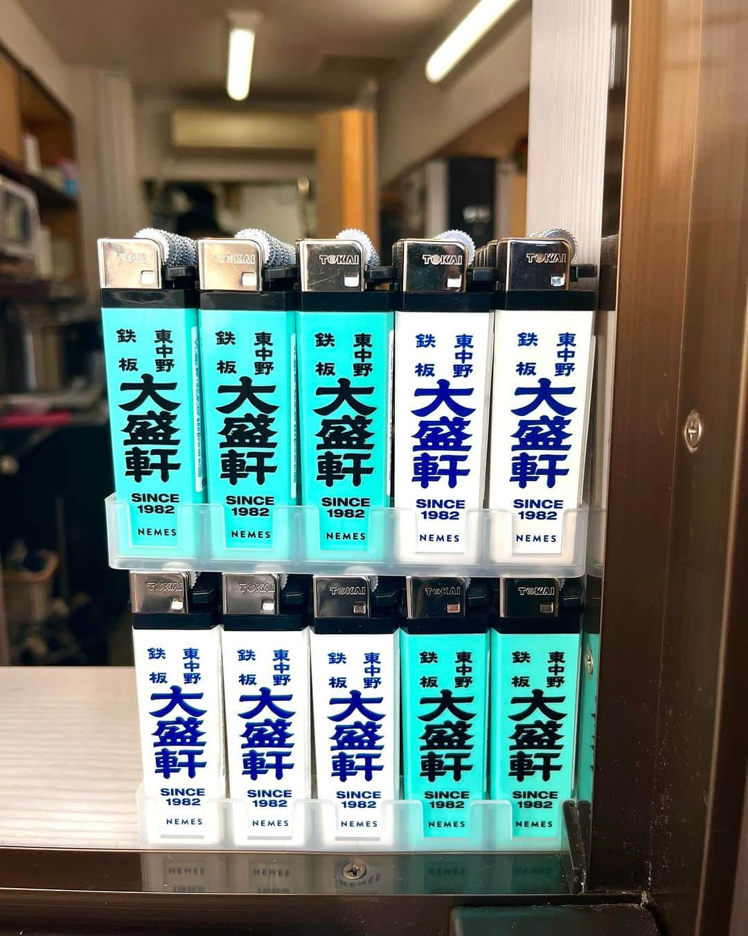 ZEN-LA-ROCKのインスタグラム：「東中野/大盛軒にてNEMESとの🆕コラボライターの発売開始‼️ 麺は卵スープになってましたが、相変わらずの美味しさは健在でしたっ🍳 そして今週も各所色々ありまくりでしたが、7inchも発売開始っ🗣️🗣️🗣️ 限定400枚です🤘🏽 近日B面収録の『今夜はクラシックス』のMVも公開します👀👀 NEMESのwebでも数枚ですが近日販売開始します💻 って事で引き続き継&続➡︎➡︎➡︎」