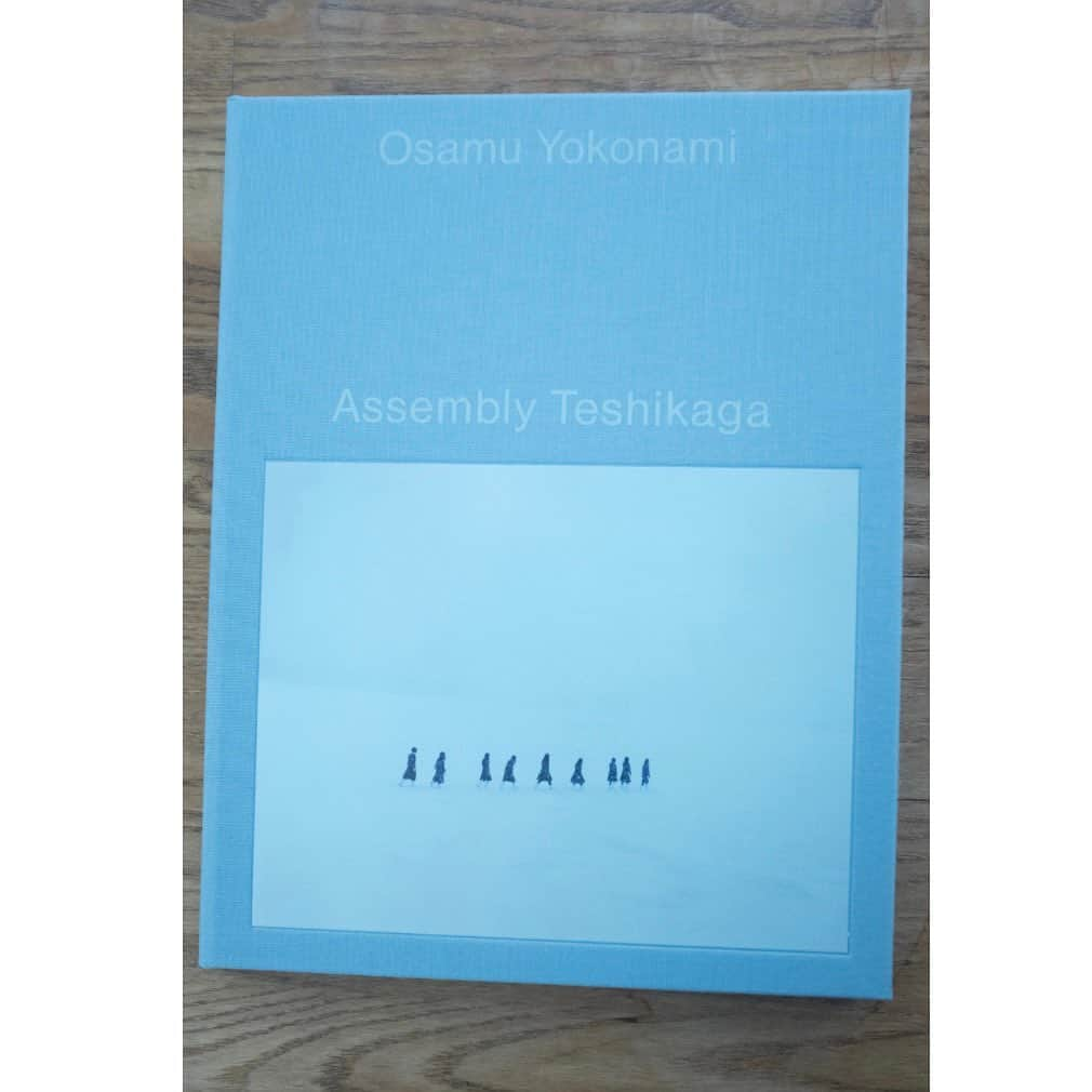 今城純さんのインスタグラム写真 - (今城純Instagram)「⁡ 師匠の横浪修さんの写真展 『Assembly Teshikaga』に行ってきました！ ⁡ 『Assembly 』シリーズの写真展！ 横浪さんの人柄を写しだしている作品は 透明感に溢れた 静かで優しく強くて儚くて、少し孤独で。 ⁡ いつも見る側がいろんな物語を想像したくなる ような素敵な作品たちです。 ⁡ 実際にオリジナルの写真を見る楽しさ、 作品を撮り続ける大変さを 改めて実感しました。 ⁡ 静かであまり多くを語らない横浪さん。 やると決めた事を淡々とハイクオリティーに 続けている、その凄さをまた再確認しました。 ⁡ そんな横浪さんに今城は今でも 弟子特権を存分に使って笑 事あるごとに色々な質問をしてます。 ⁡ 日々勉強だなぁ。 人生は厳しいぜ。 ⁡ 同名の写真集も発売中！！ 恒例のコメントを今回も頂きました。 (最後の一文 笑) ⁡ ⁡ 一枚目の横浪さんのポートレートを 見てもらったら、 『うまいやん！！』って褒めて貰えたので 『僕、実は凄い人の弟子だったんですよ！！』 ってお伝えしておきました✨ ⁡ ⁡ BOOK & SONSにて　@bookandsons 11月7日まで開催中！！ (水曜定休日) ⁡ 皆さま是非！！ ⁡ 横浪さんがいらしたら たくさん質問してみてください😁 ⁡ ⁡ ⁡ ⁡ @junimajo_sweets (スイーツ専用) @junimajo_online_store(物販専用) ⁡ ⁡ #今城純 #スイーツとキミの横顔 ⁡ #junimajo #ashi-ato #irotoensoku #junimajoonlinestore #filmphotography」10月22日 19時47分 - junimajo