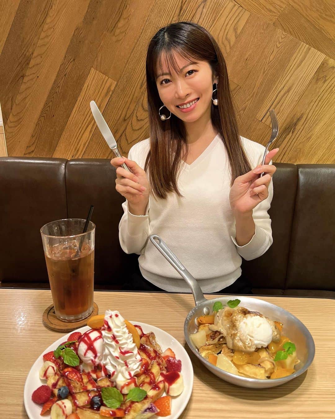 畑中香澄のインスタグラム：「気になってた渋谷の @ivorish_official 🫶  今10周年記念のフレンチトーストが食べられるよ！🤤🤍  ⭐︎ベリーデラックス 今年の6月からベリー感を増してリニューアル✨ フレンチトーストにはクリームチーズと ブルーベリージャムが挟んであって、 これだけでも美味しい！  ベリーたっぷりで最高すぎる🫐🍓🤍  ⭐︎アールグレイ&アプリコット 10周年を記念して限定発売❣️ クリームチーズをサンドしたフレンチトーストに 『白桃、アプリコット、ジャージー牛乳アイス、 さらにアールグレイブリュレ』が🤍  濃厚ブリュレ×フルーツの酸味でいくらでも食べられるわあ🤤🍑 . . . PR #ivorish #ivorish渋谷 #渋谷カフェ巡り #渋谷スイーツ #フレンチトースト専門店 #渋谷フレンチトースト #渋谷スイーツ巡り #渋谷区グルメ #スイーツデ部」