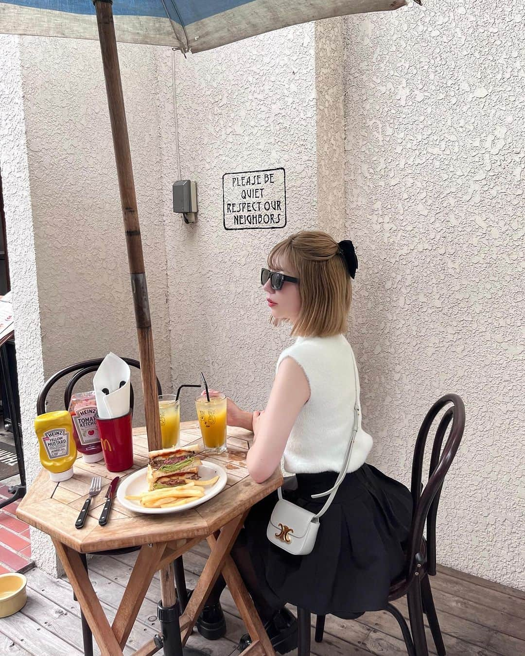 エリンコさんのインスタグラム写真 - (エリンコInstagram)「🥪🍴 . とてもおいしかったサンドイッチ🥪 . 気づいたら肌寒くなってきて 載せてない投稿多くて 季節感がなくなってきてしまうお洋服に🥹 . このコーデにジャケット着ても可愛い♡ サングラスかけて海外風に🕶️♡ . #蔵前 #蔵前カフェ #モノトーン #モノトーンコーデ #东京 #时尚潮流 #可爱的 #えりんコーデ #えりんこヘアアレンジ #えりんこカフェ巡り」10月22日 19時48分 - erinko0315