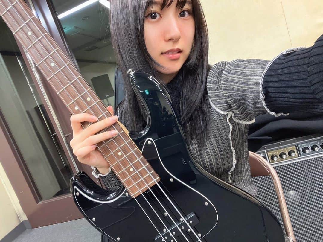 杉岡泉美のインスタグラム：「個人練でした！！🎸 あと、髪の毛暗くしましたーー！✨  #黒ベース #名前何にしよう」