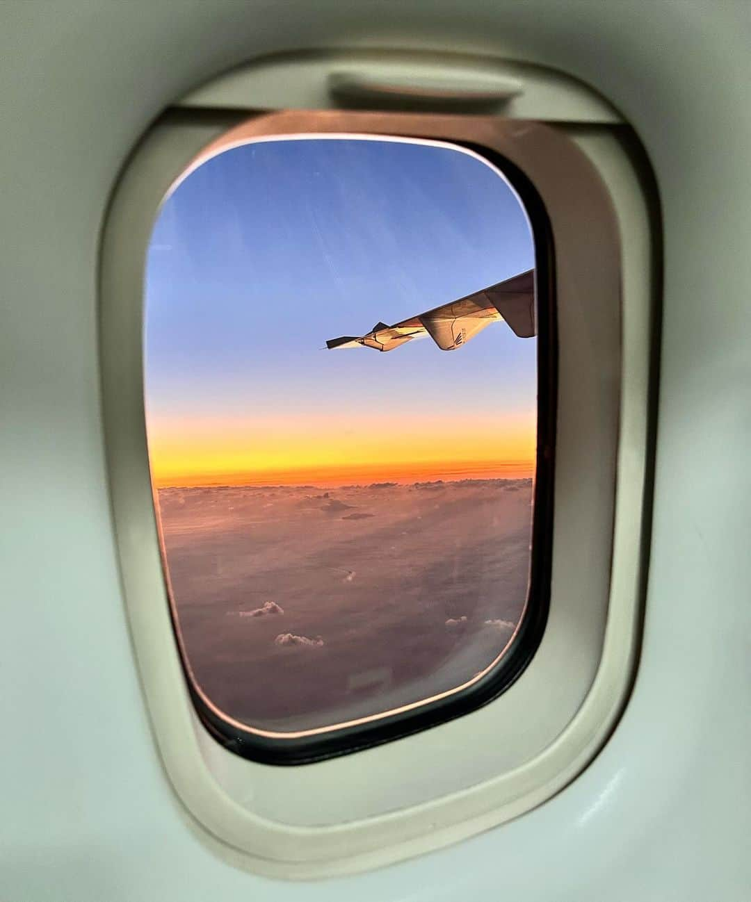 狩野舞子さんのインスタグラム写真 - (狩野舞子Instagram)「・ 飛行機の窓シリーズ✈️  種子島→鹿児島🌆 ・ #飛行機の窓から」10月22日 19時50分 - kanochan715